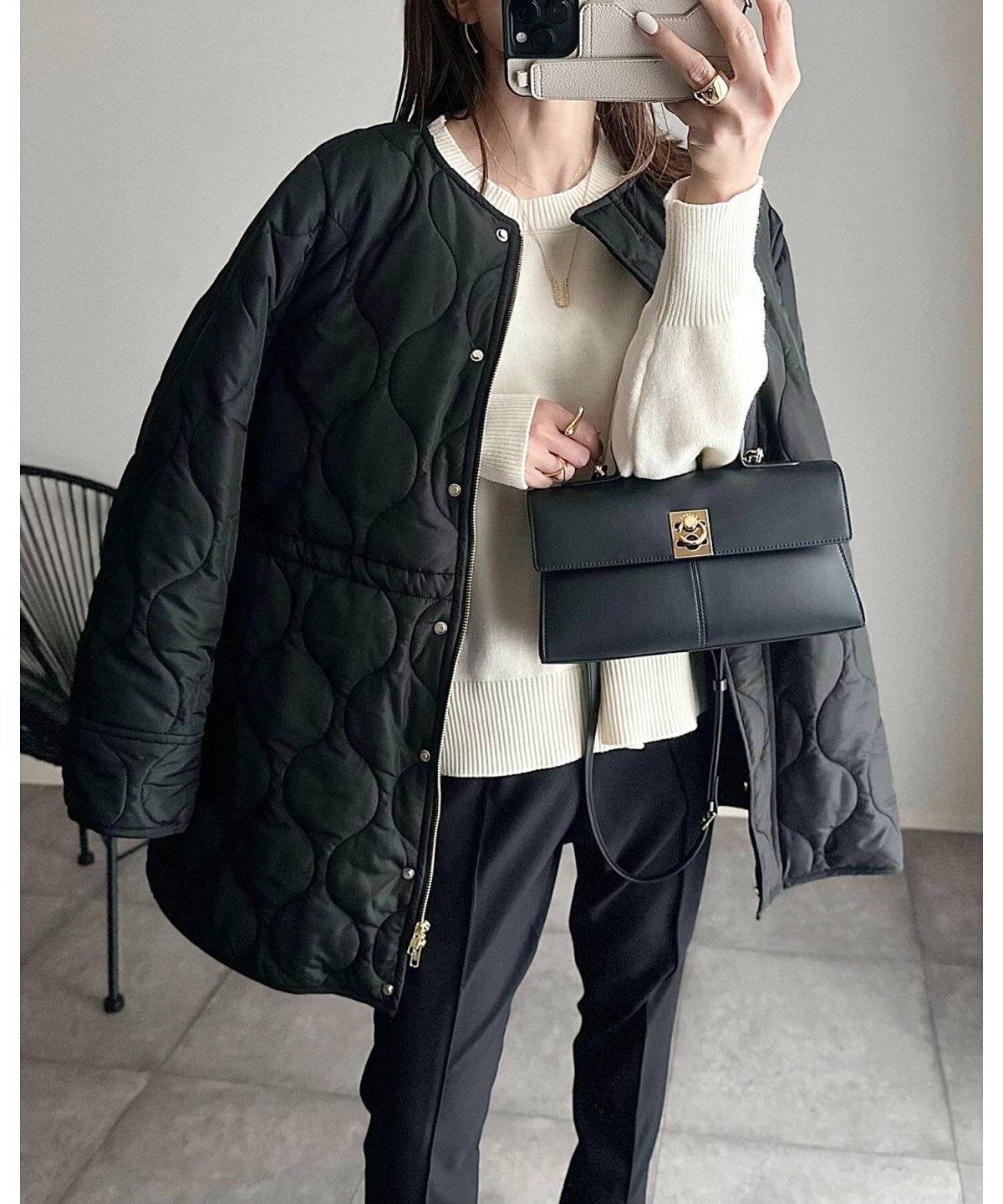 パンツコーデの女性