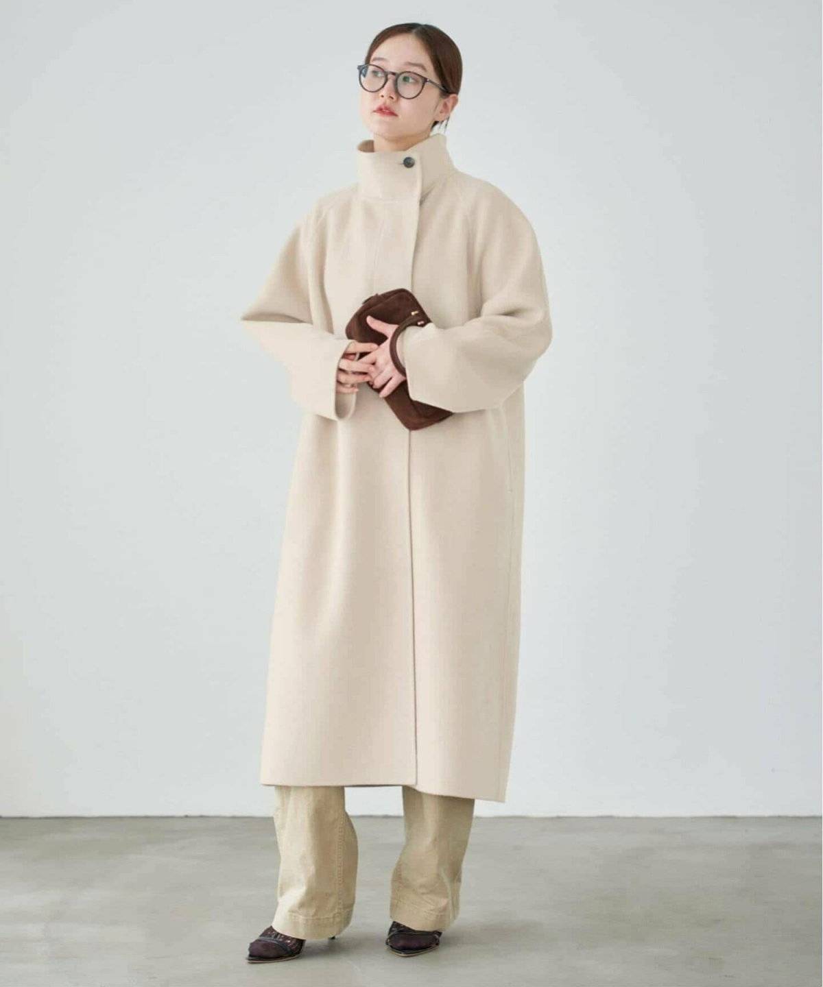 パンツコーデの女性