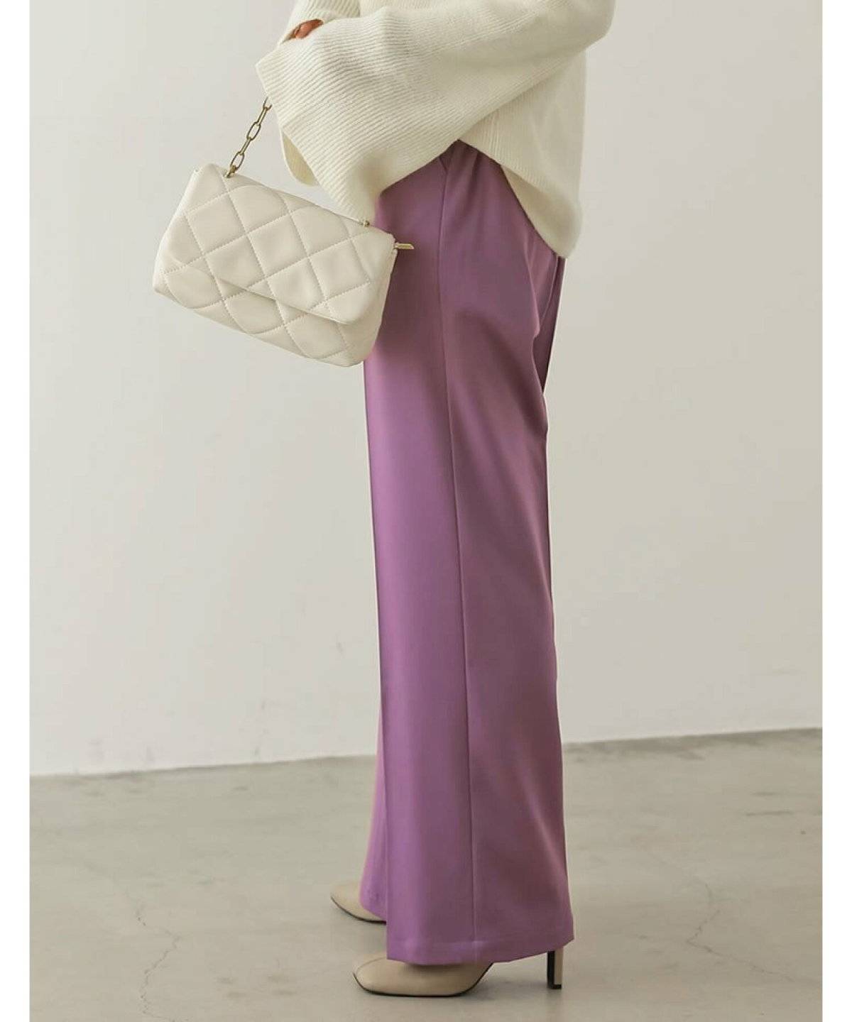 パンツコーデの女性