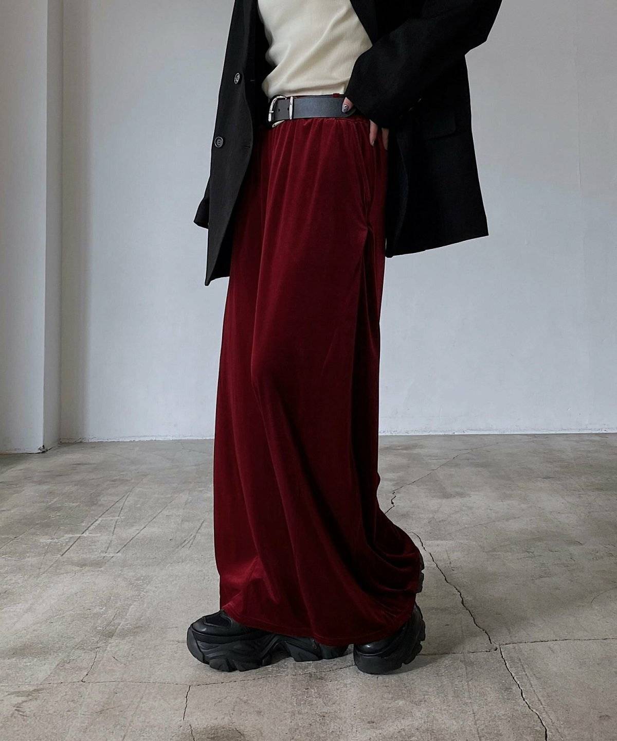 パンツコーデの女性