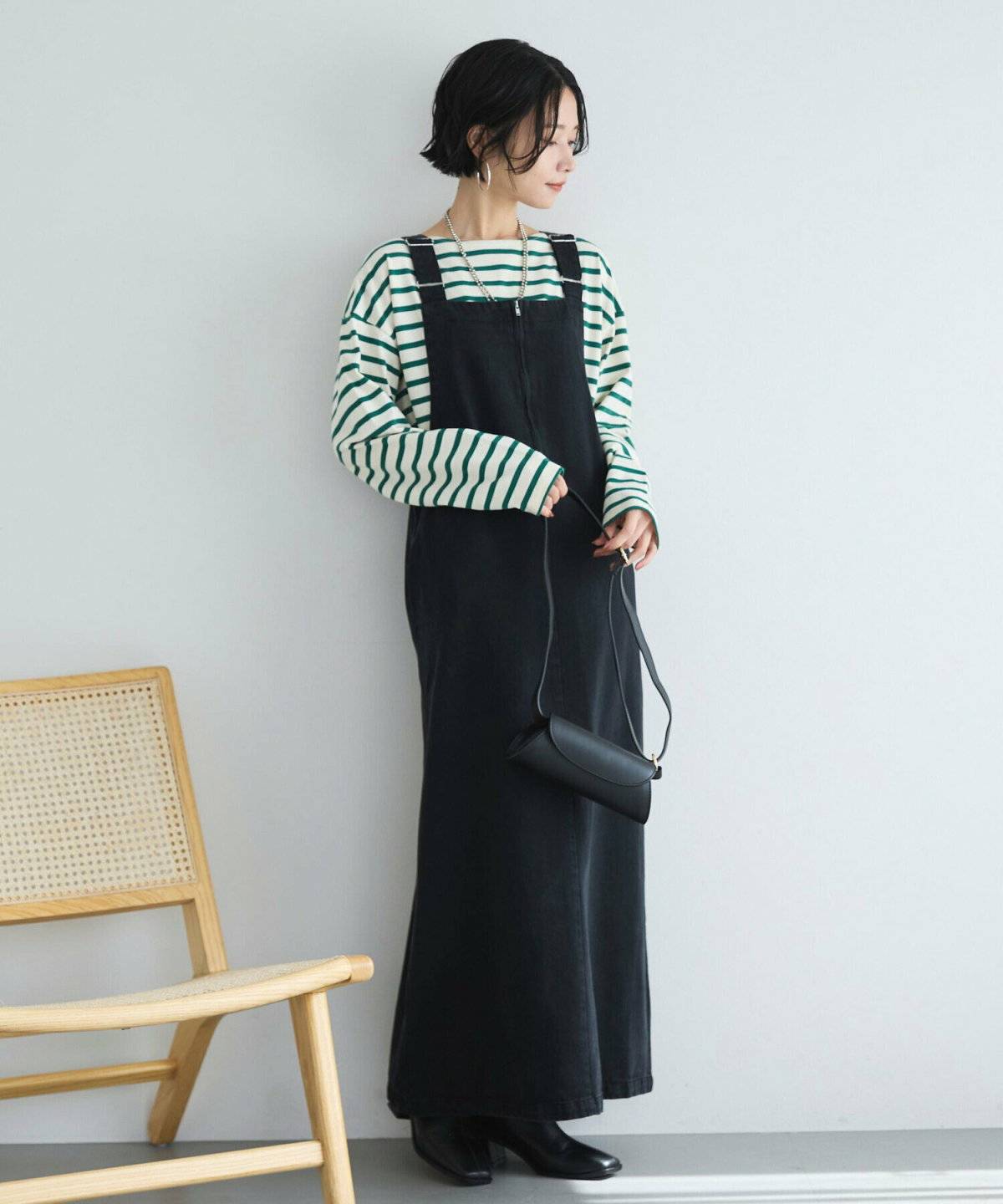 ワンピースコーデの女性