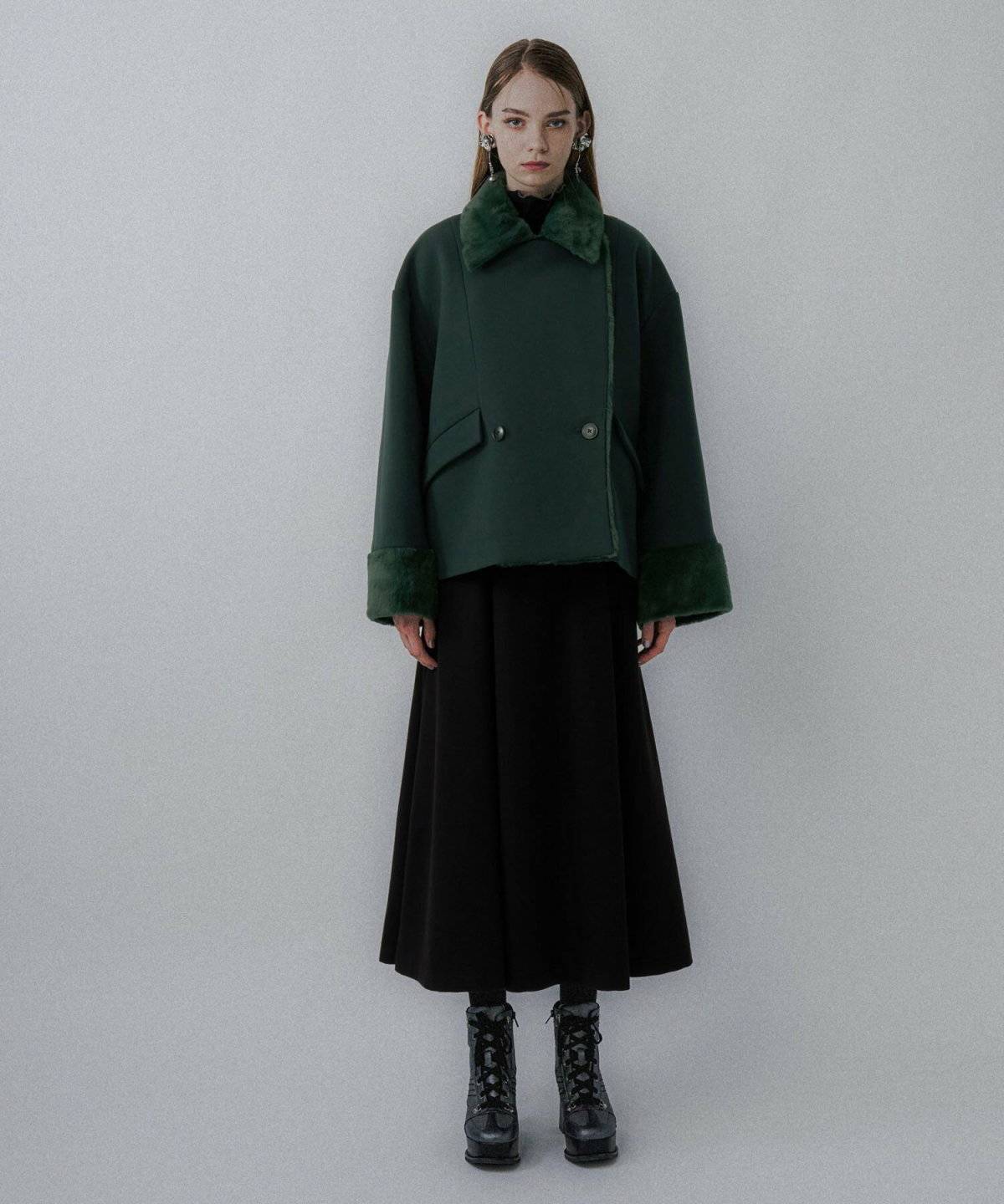 ワンピースコーデの女性