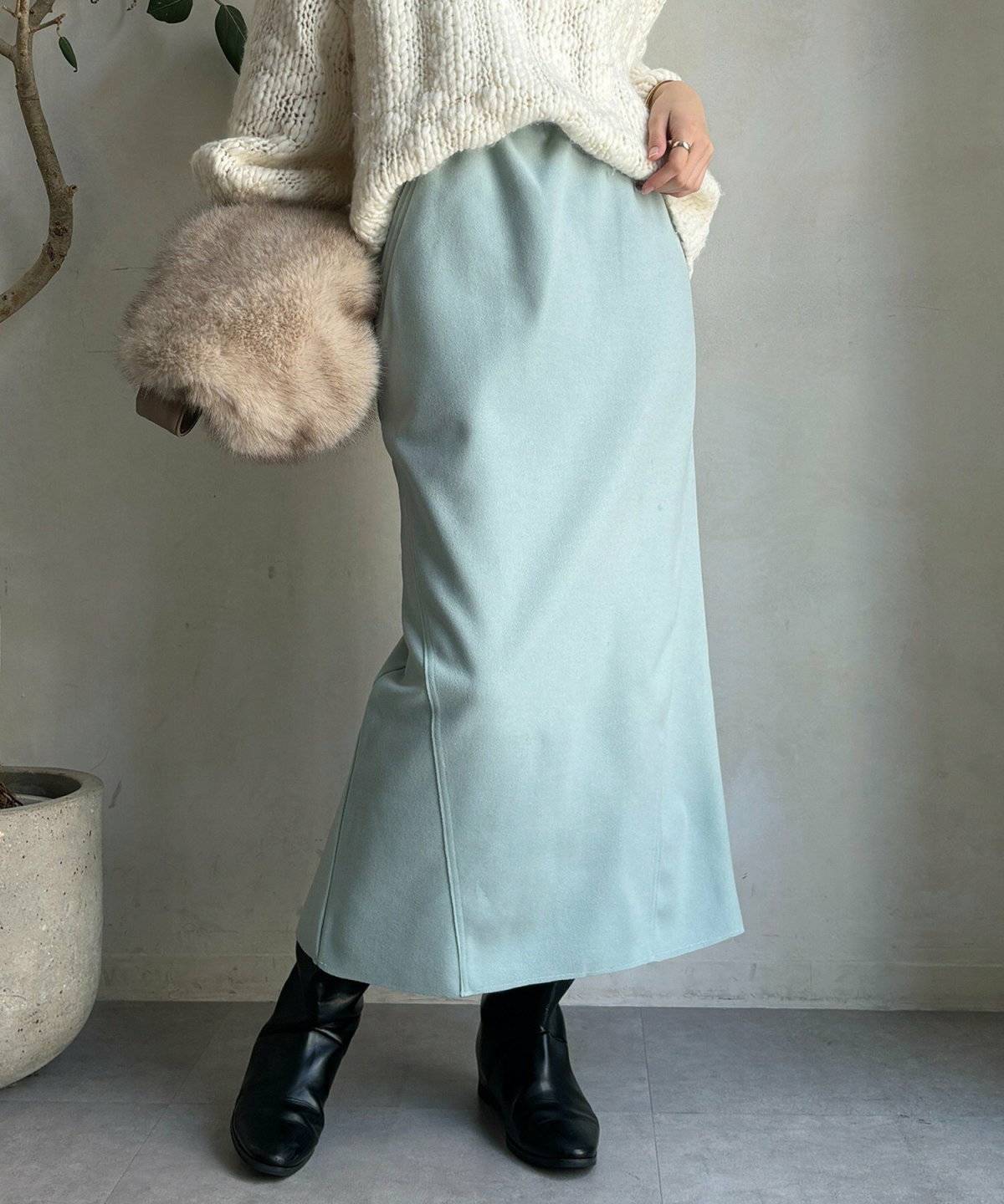 スカートコーデの女性