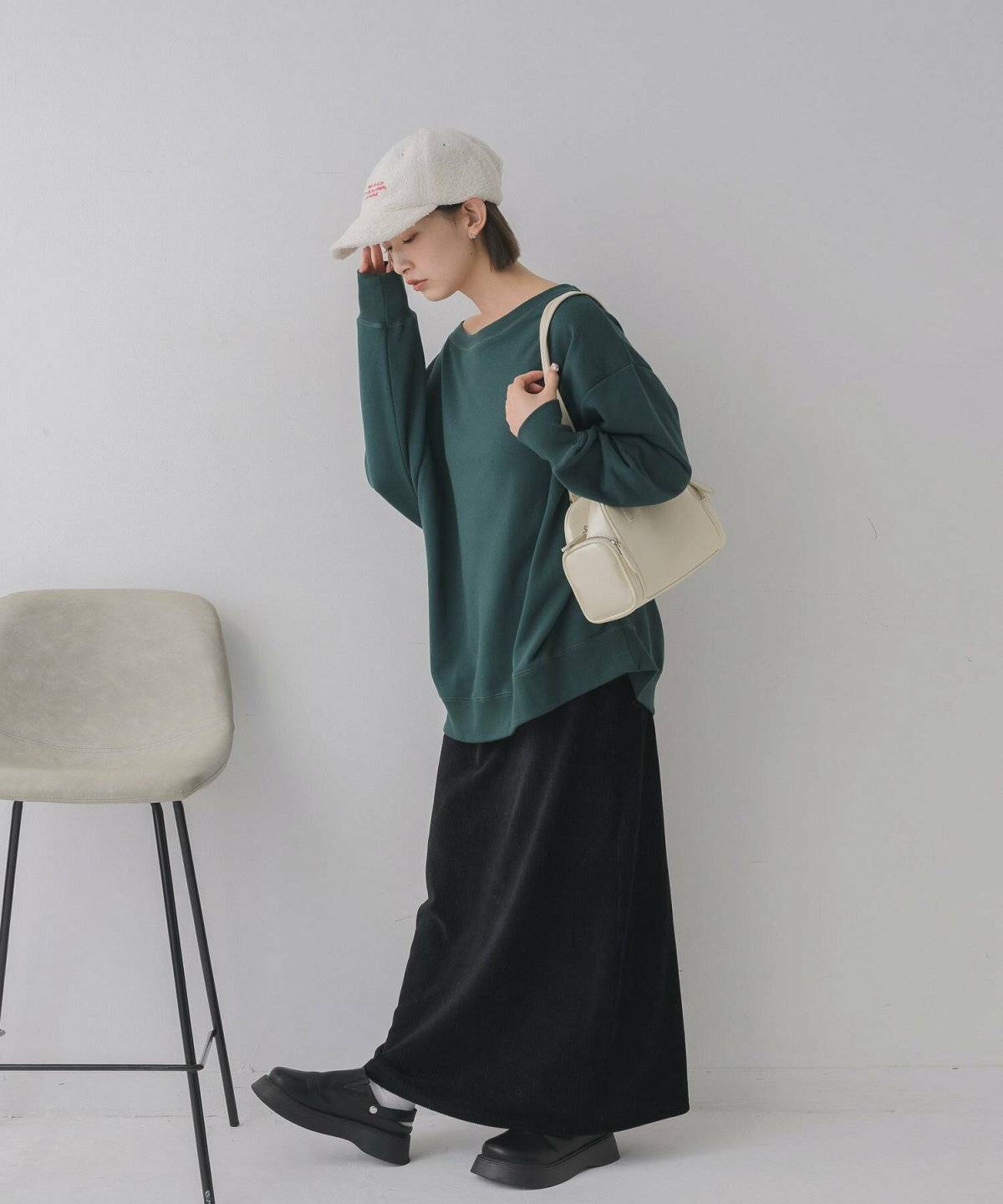 スカートコーデの女性