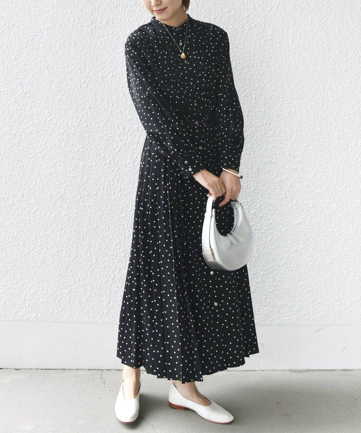 ワンピースコーデの女性