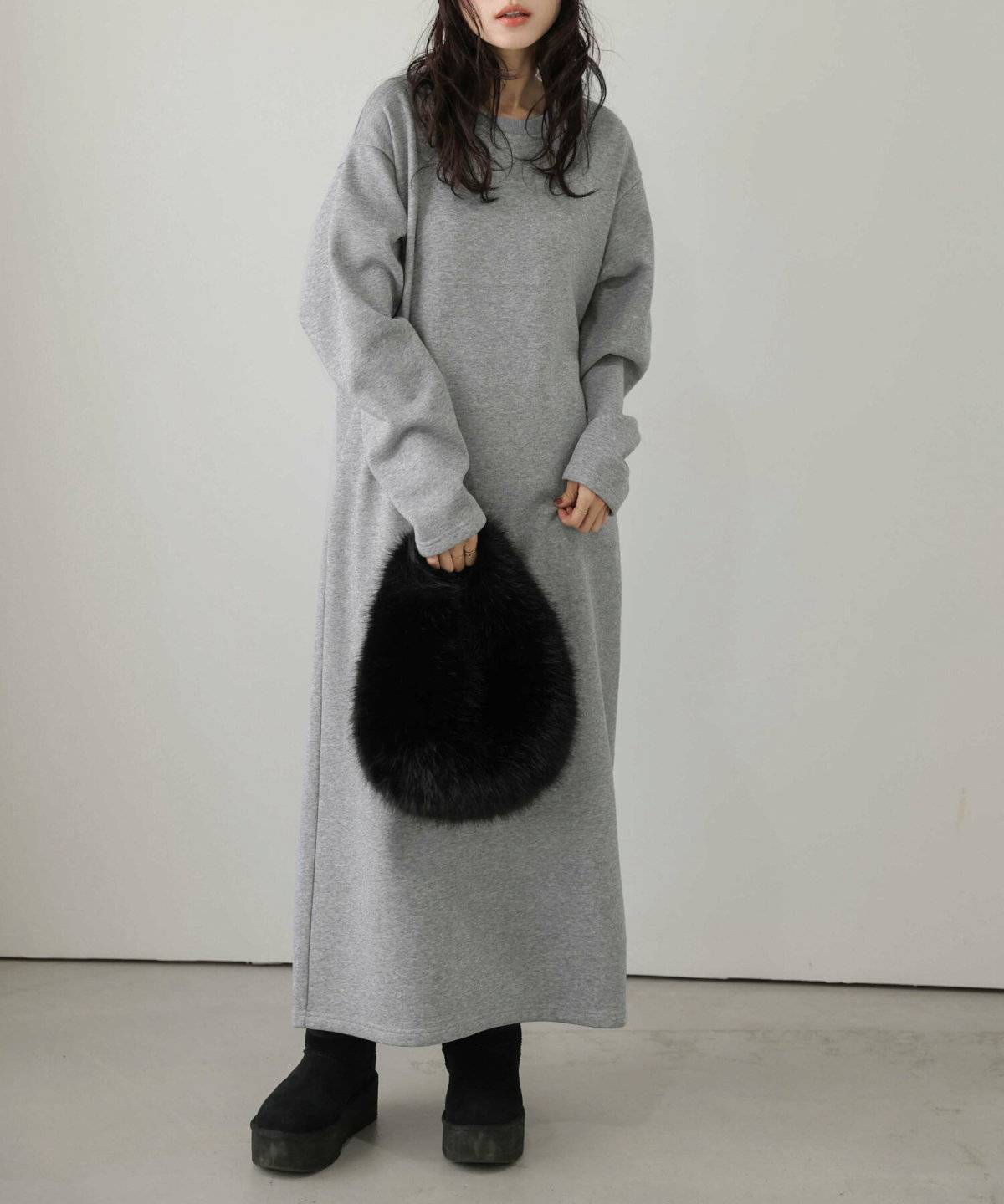 ワンピースコーデの女性