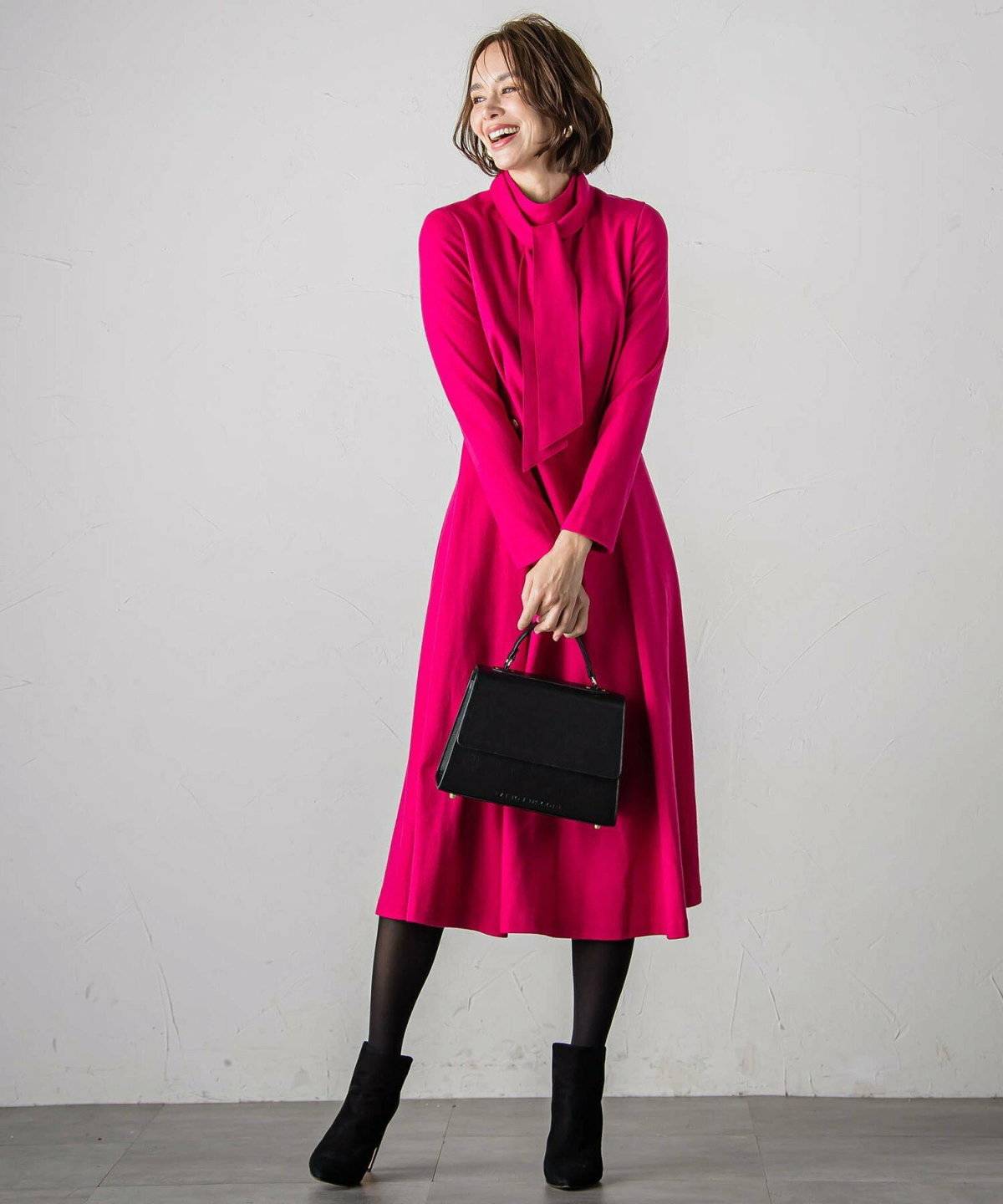 ワンピースコーデの女性