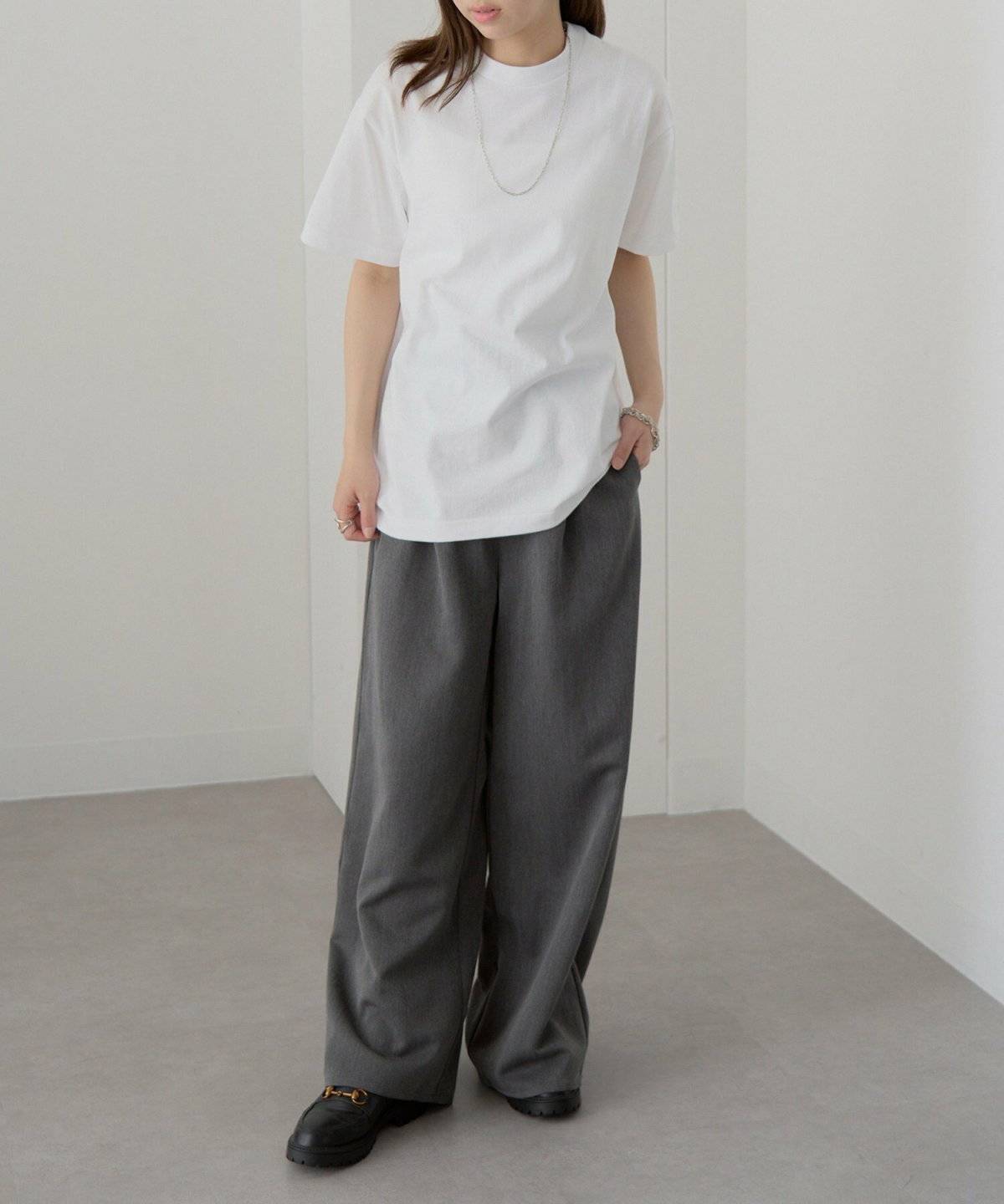 初夏コーデの女性