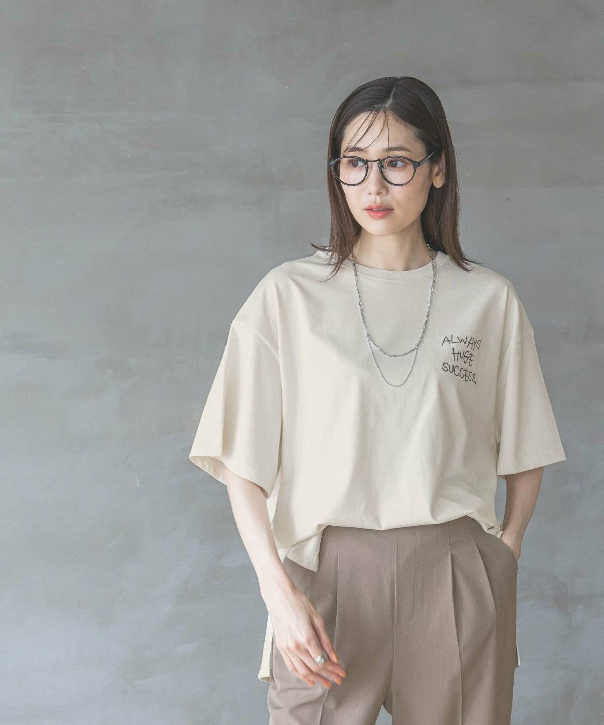 初夏コーデの女性