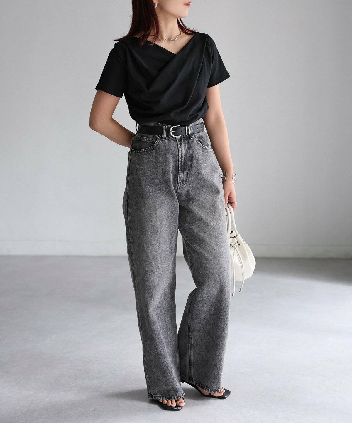 初夏コーデの女性