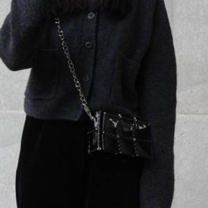 シンプル服をリッチな雰囲気に。小さくても主役「52 BY HIKARU MATSUMURA」ミニバッグ