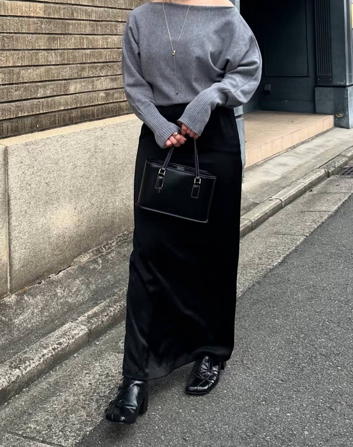 サテンスカートコーデ