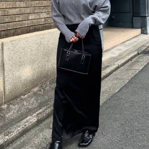 カジュアルにもきれいめにも◎即洗練ムードが手に入る「ロングサテンスカート」