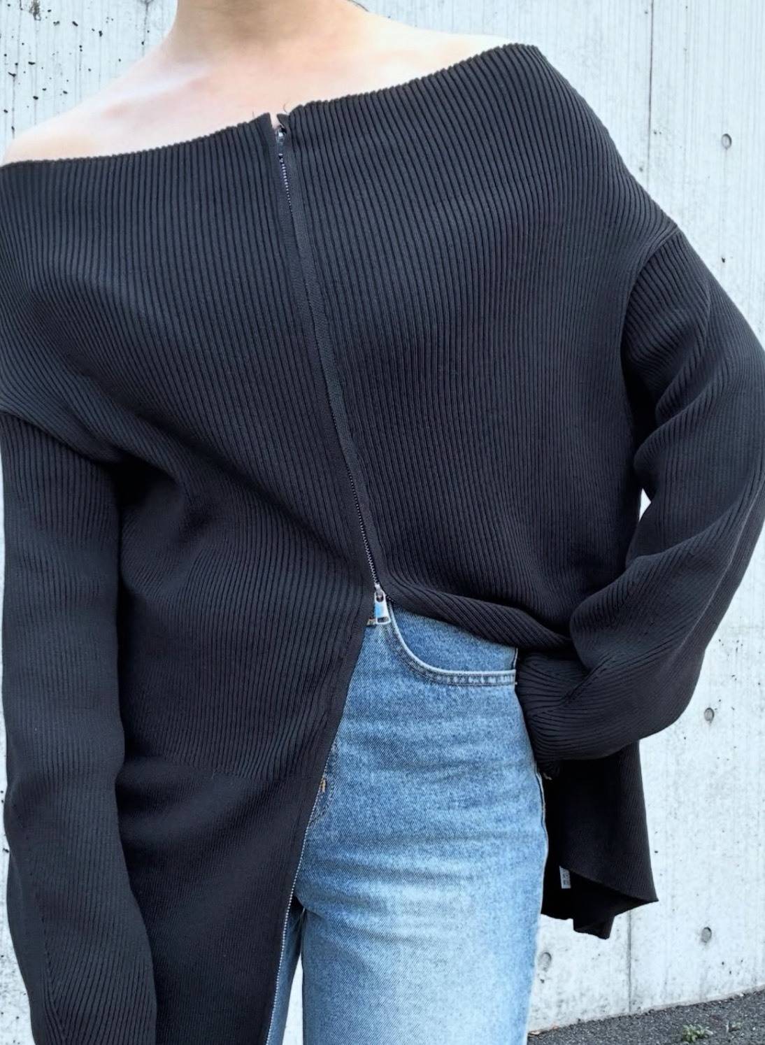 ダブルファスナーのオフショルニットコーデ