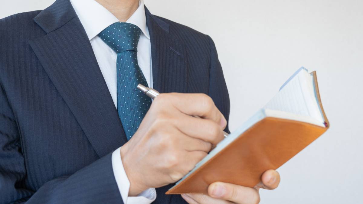 手帳に書き込む人