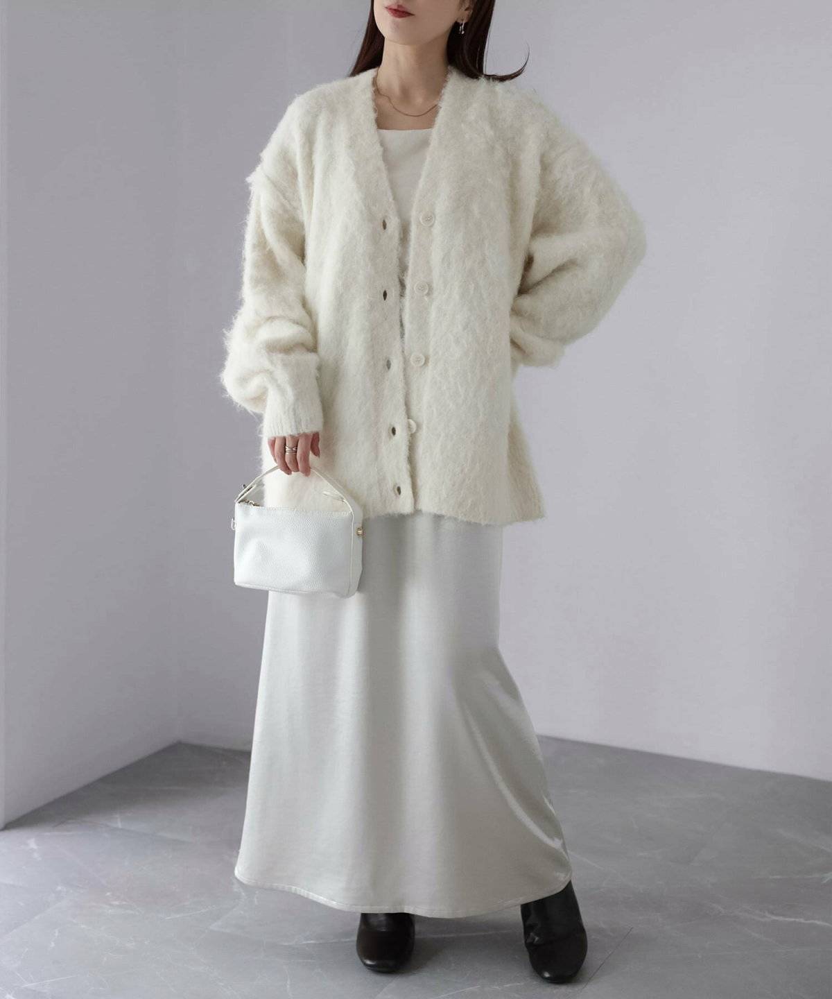 オールホワイトコーデの女性
