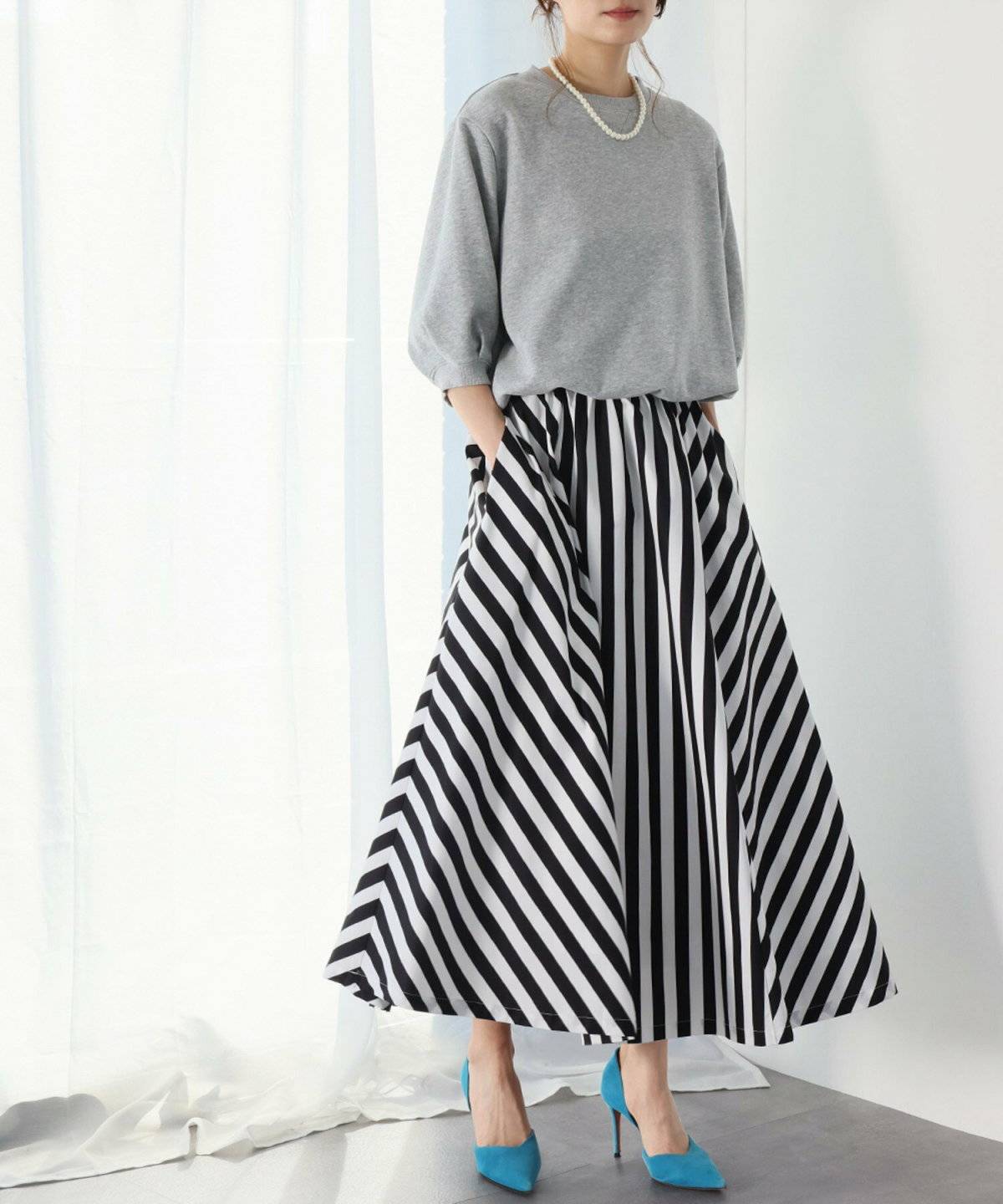 モノトーンコーデの女性