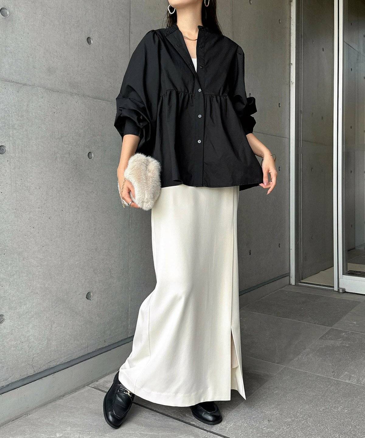 モノトーンコーデの女性