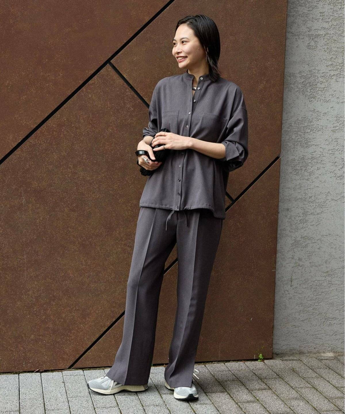 グレーのワントーンコーデの女性