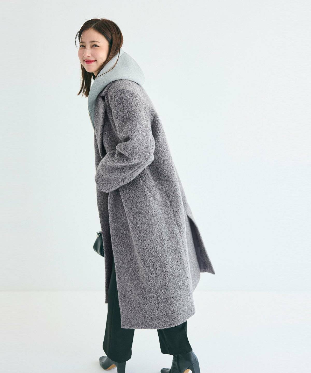 パーカーを着た女性