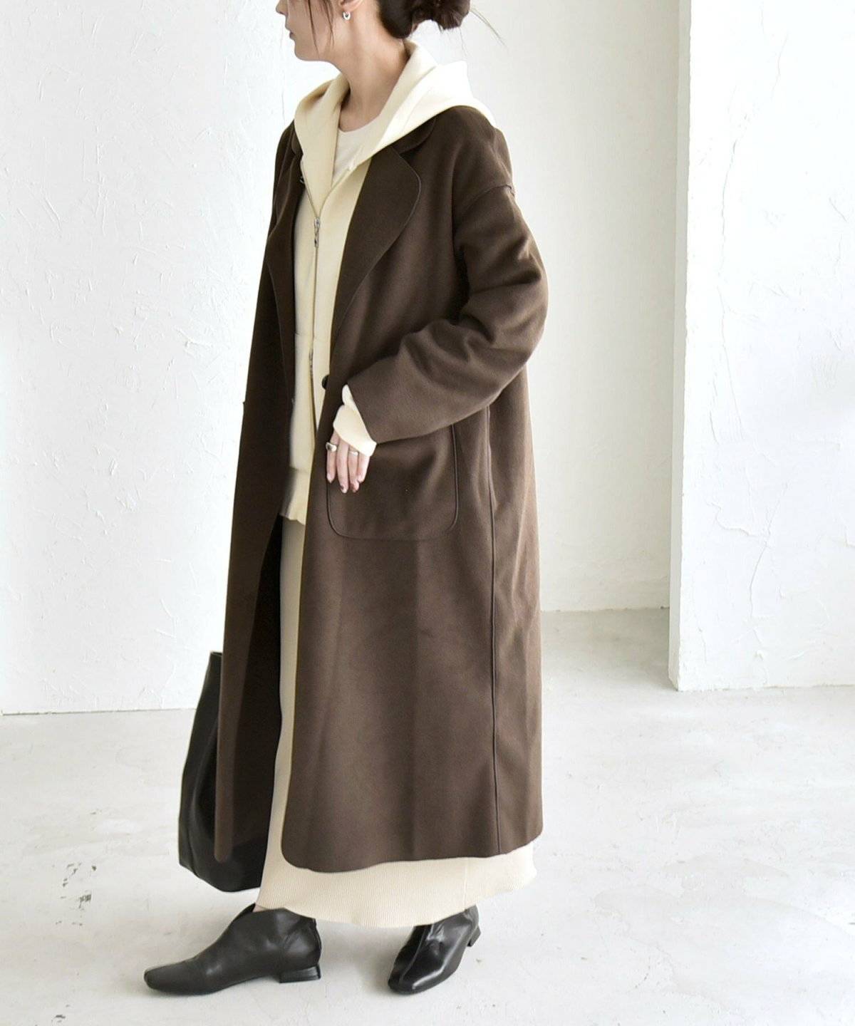 パーカーを着た女性