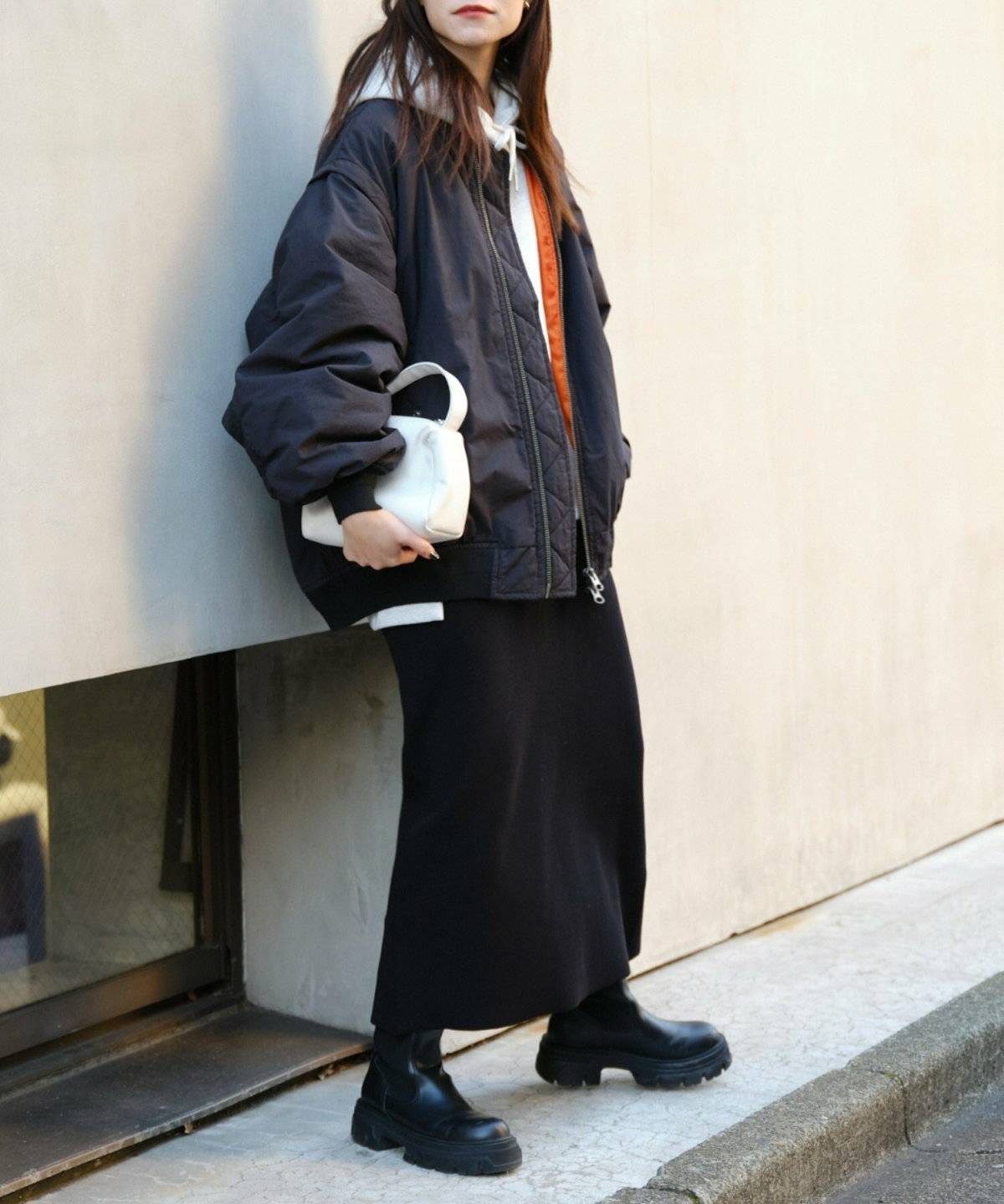 パーカーを着た女性