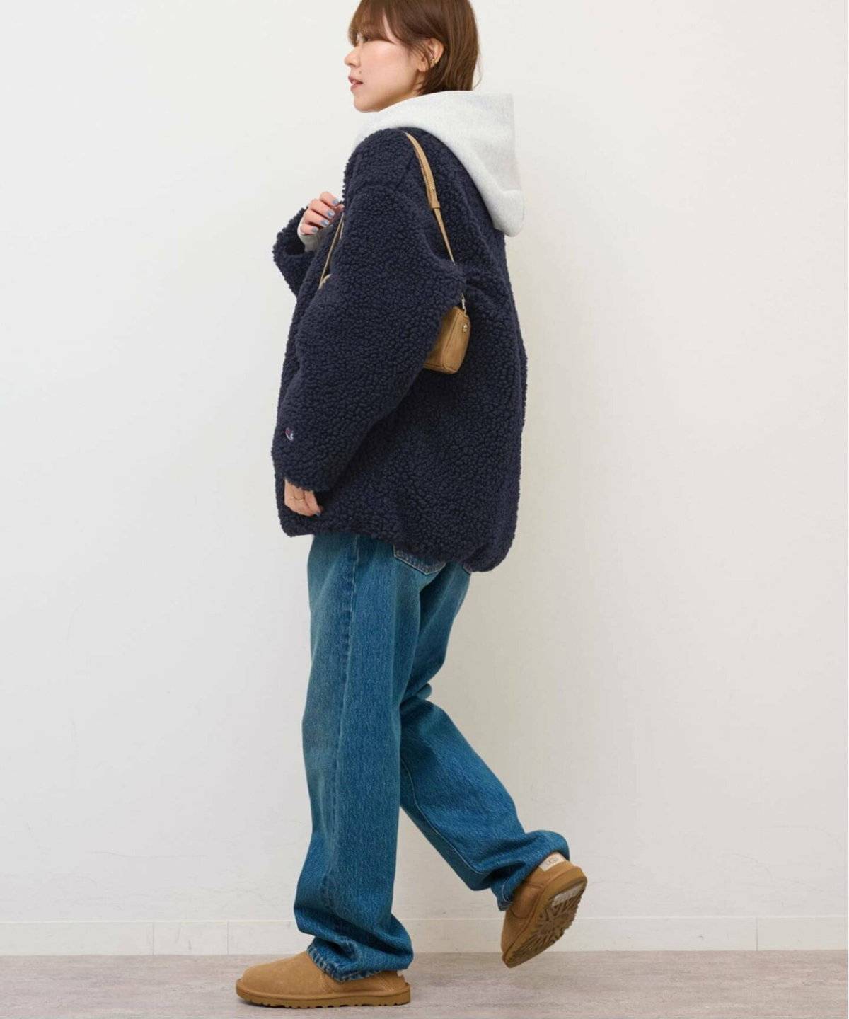 パーカーを着た女性