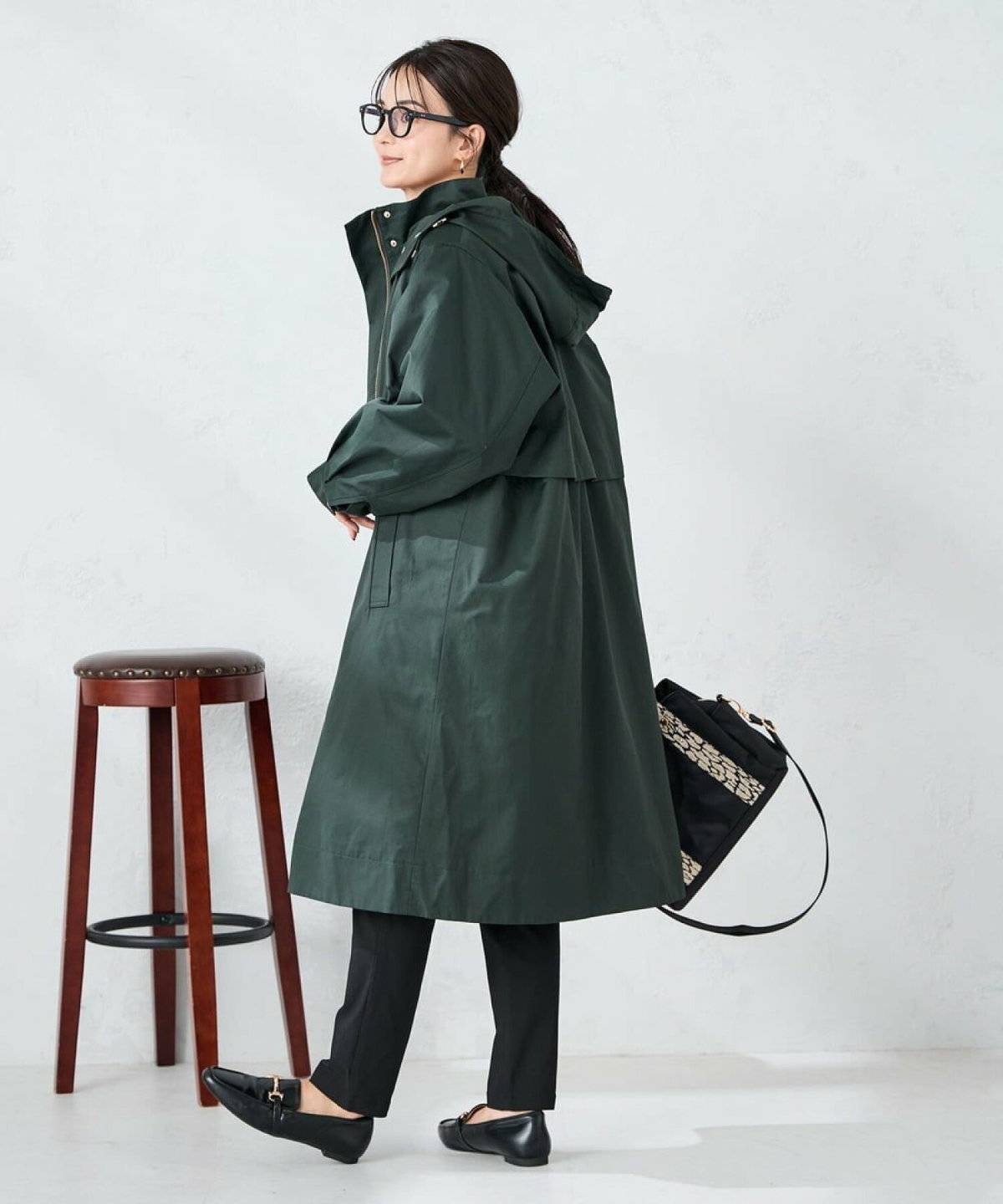 パーカーを着た女性