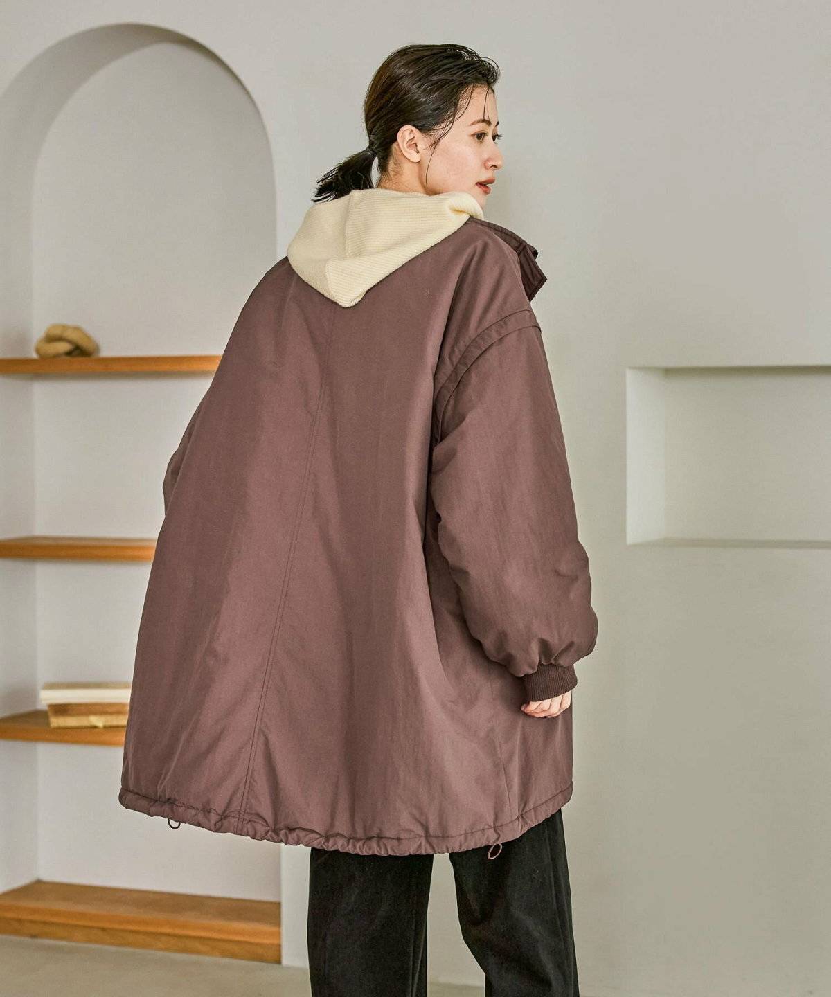 パーカーを着た女性