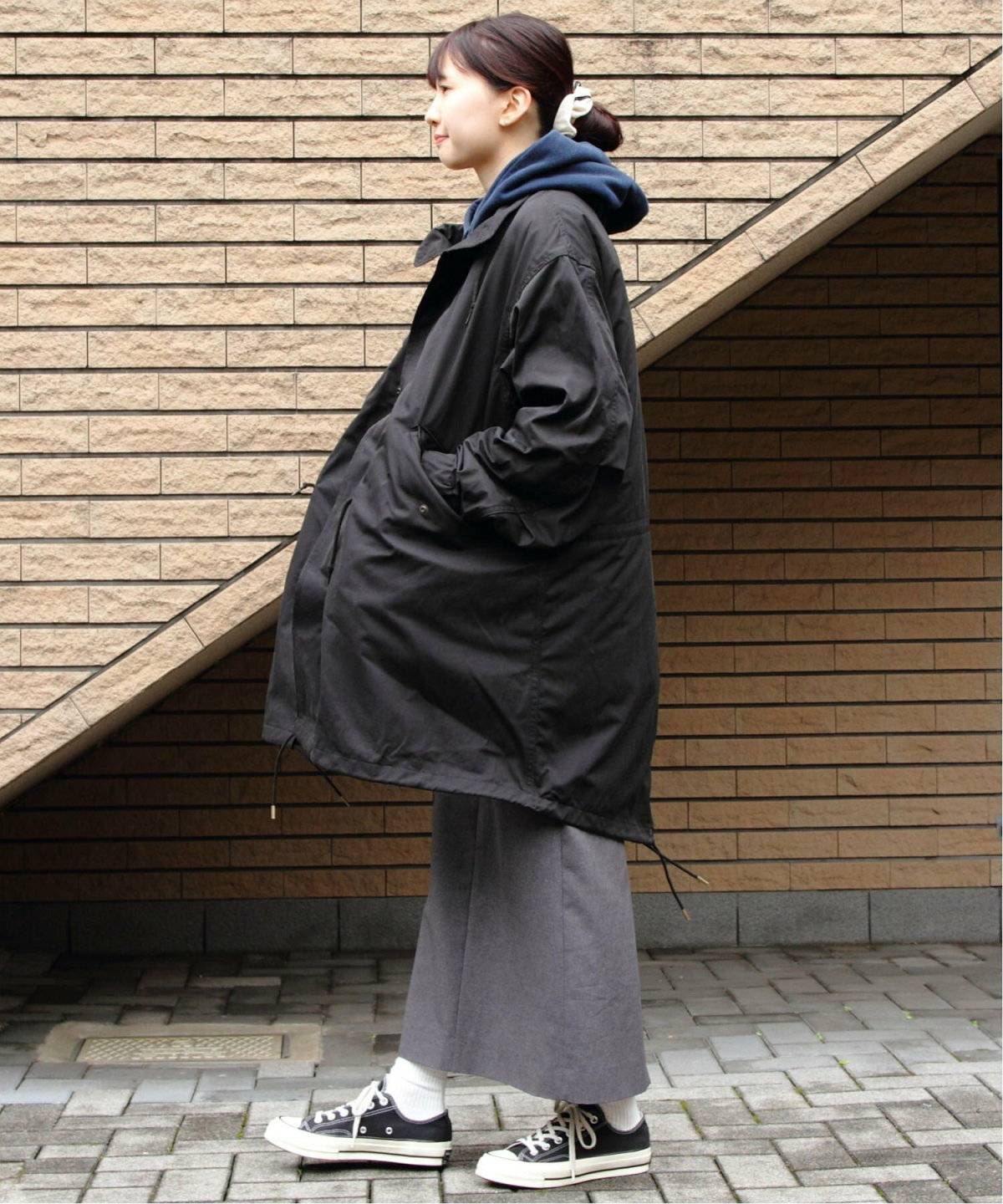 パーカーを着た女性