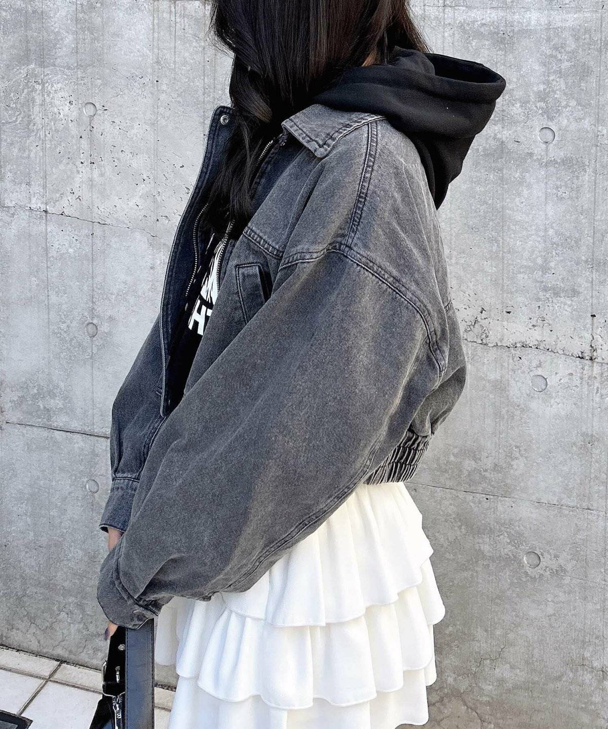 パーカーを着た女性