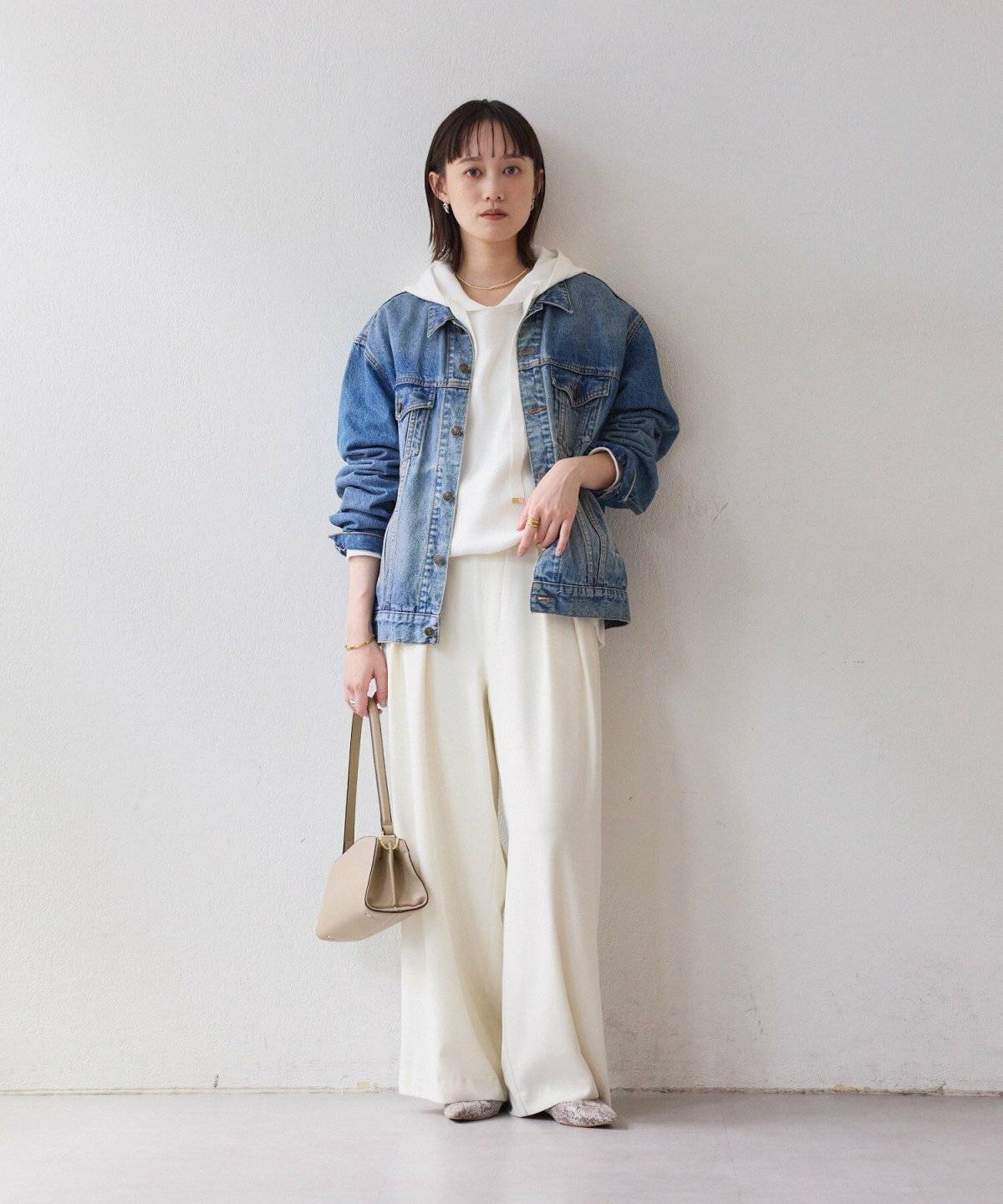 パーカーを着た女性