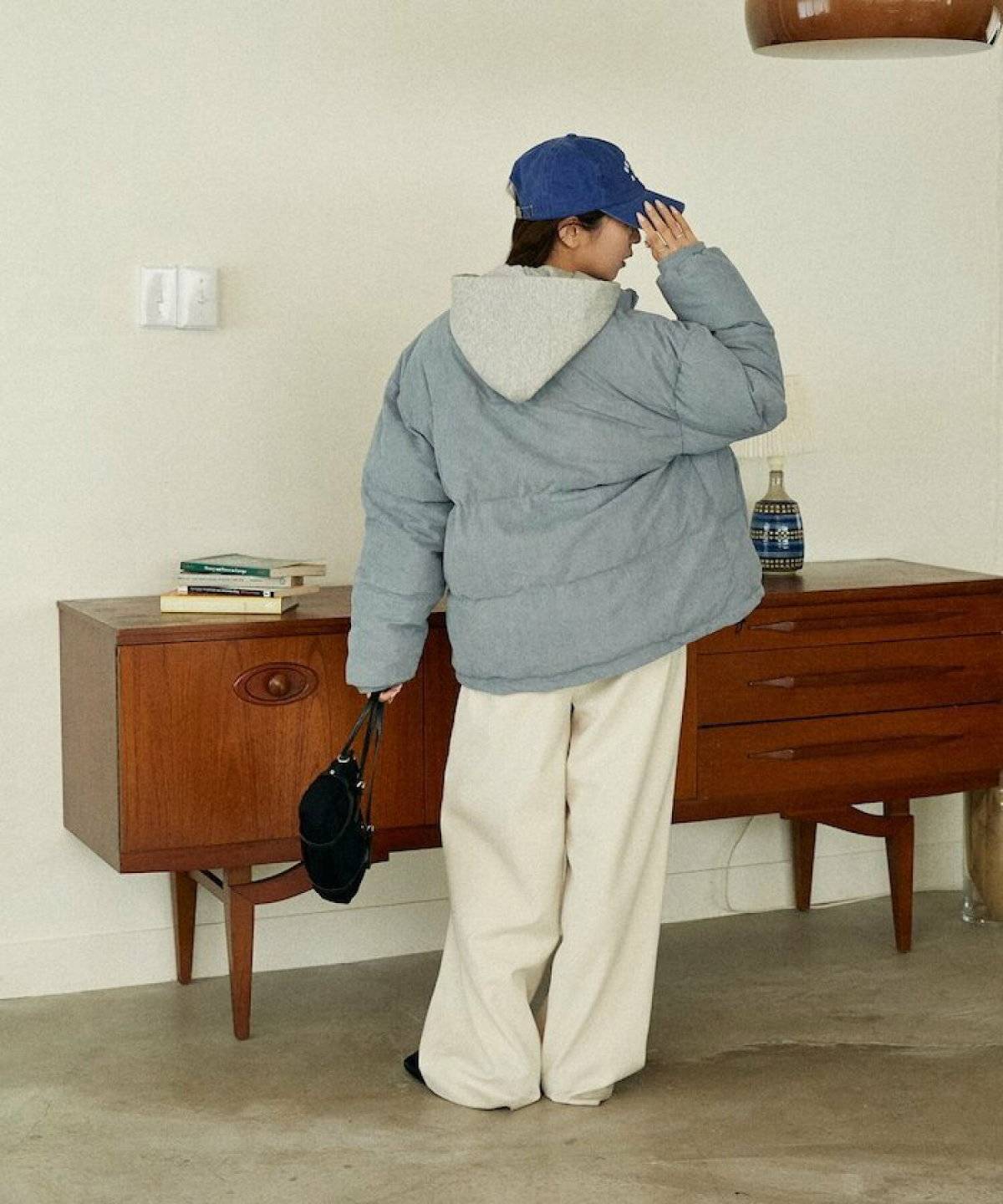 パーカーを着た女性