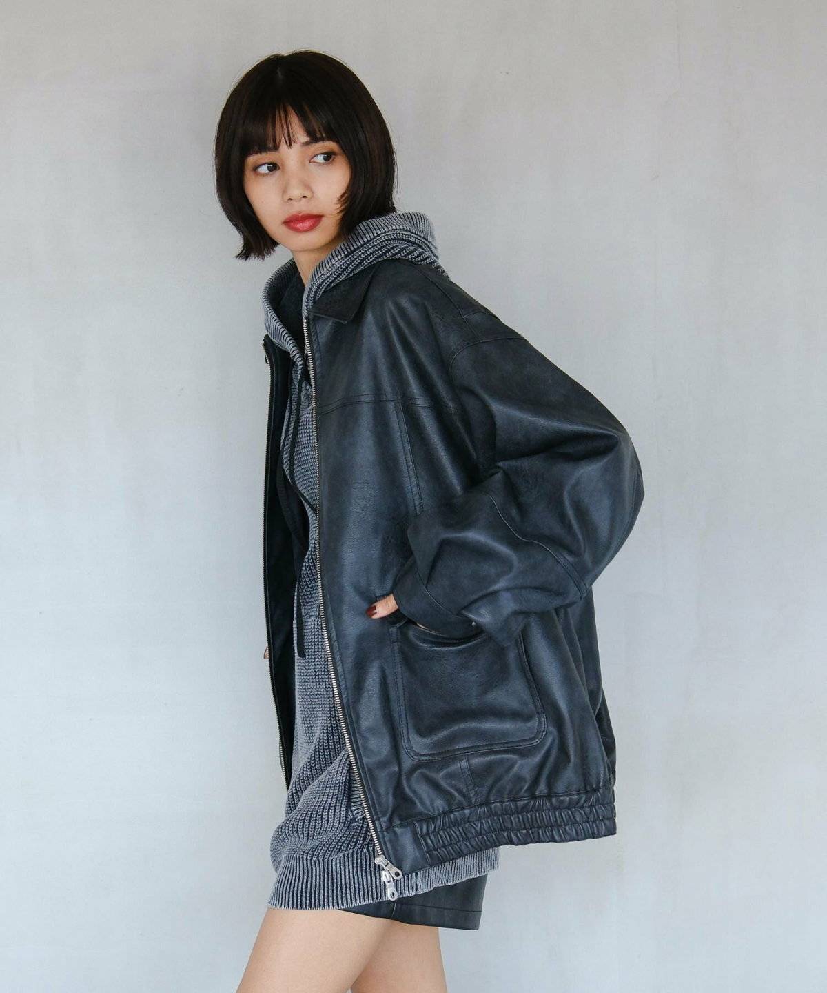 パーカーを着た女性