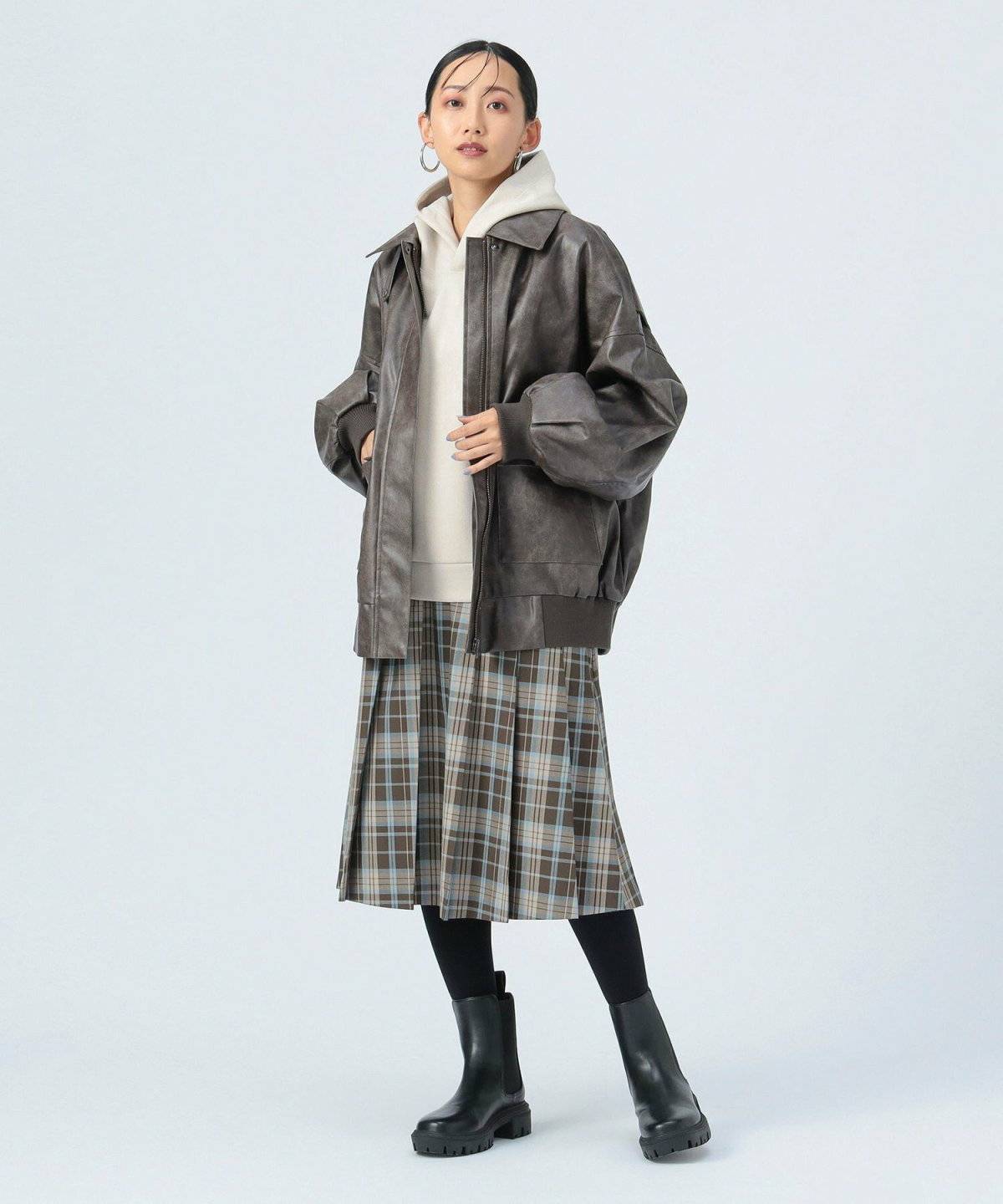 パーカーを着た女性