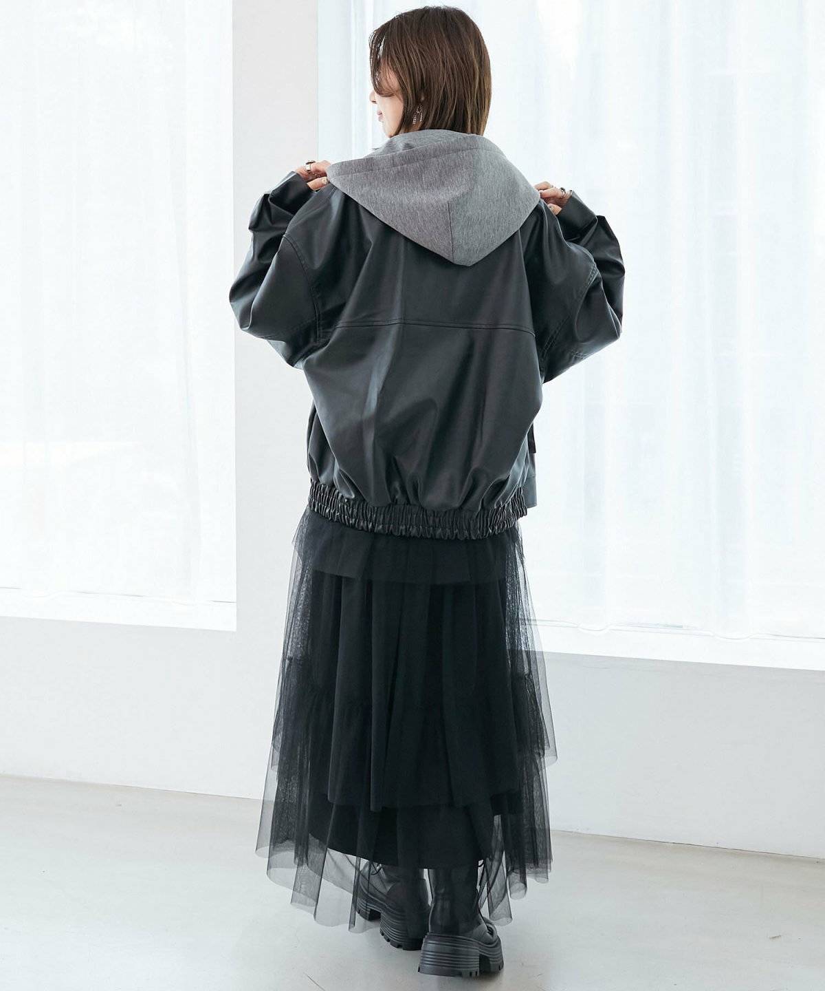 パーカーを着た女性