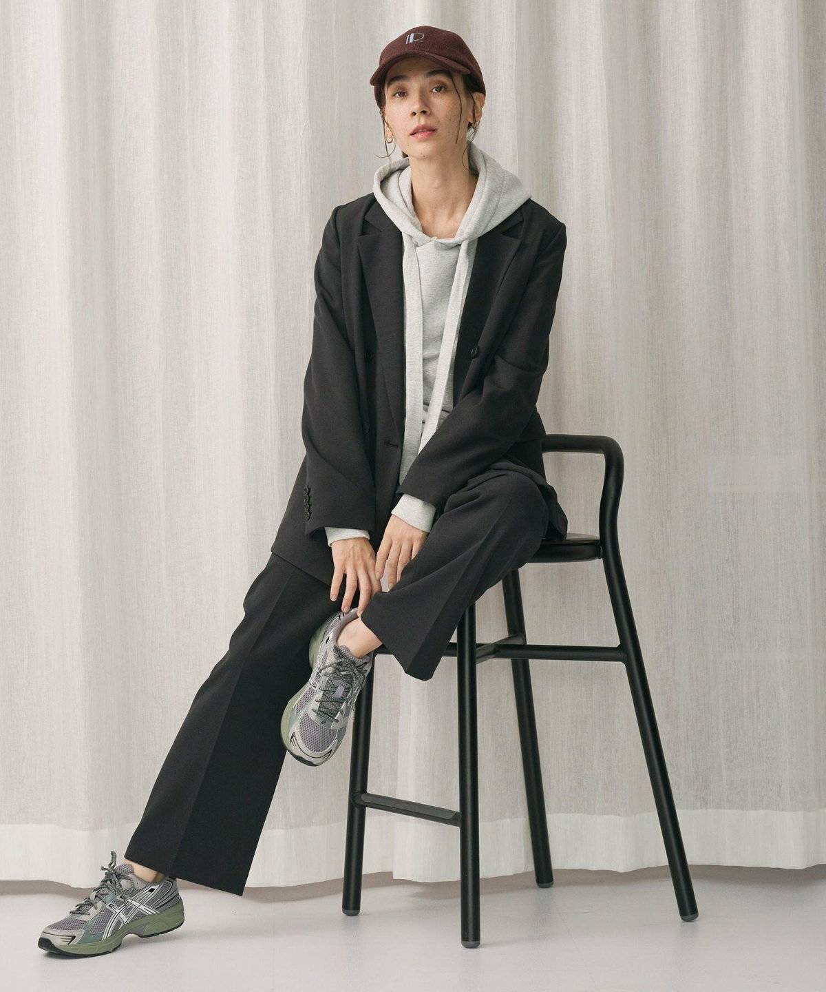 パーカーを着た女性