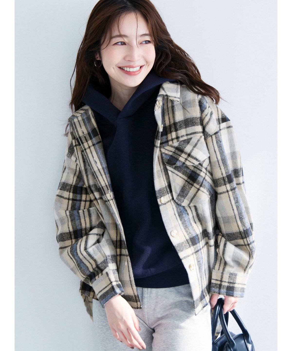 パーカーを着た女性