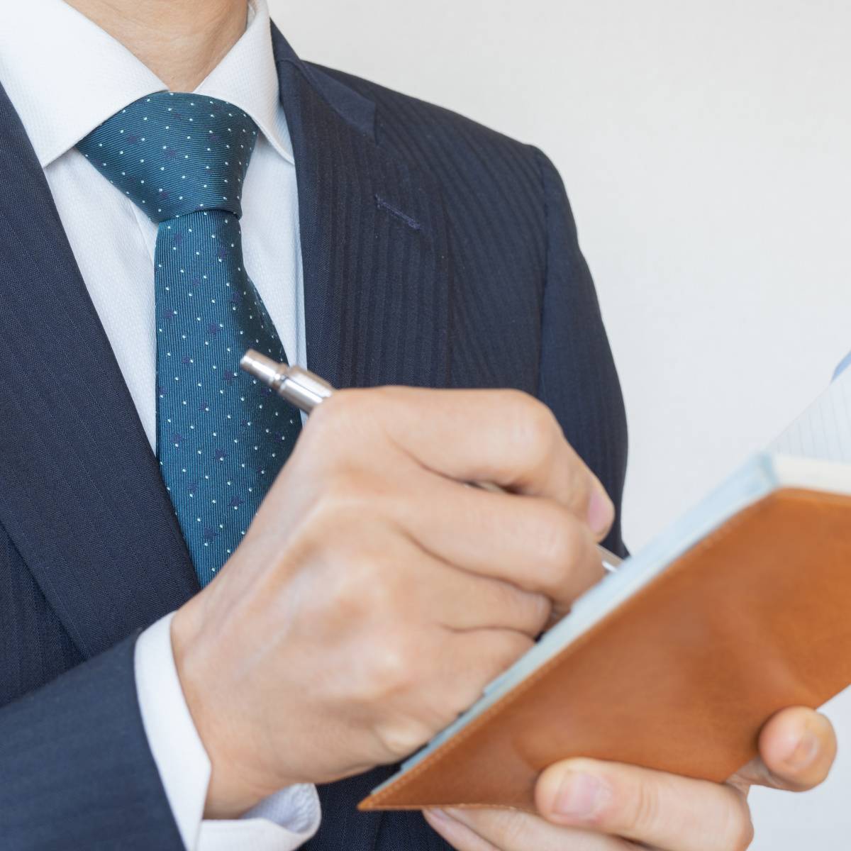 手帳に書き込む人