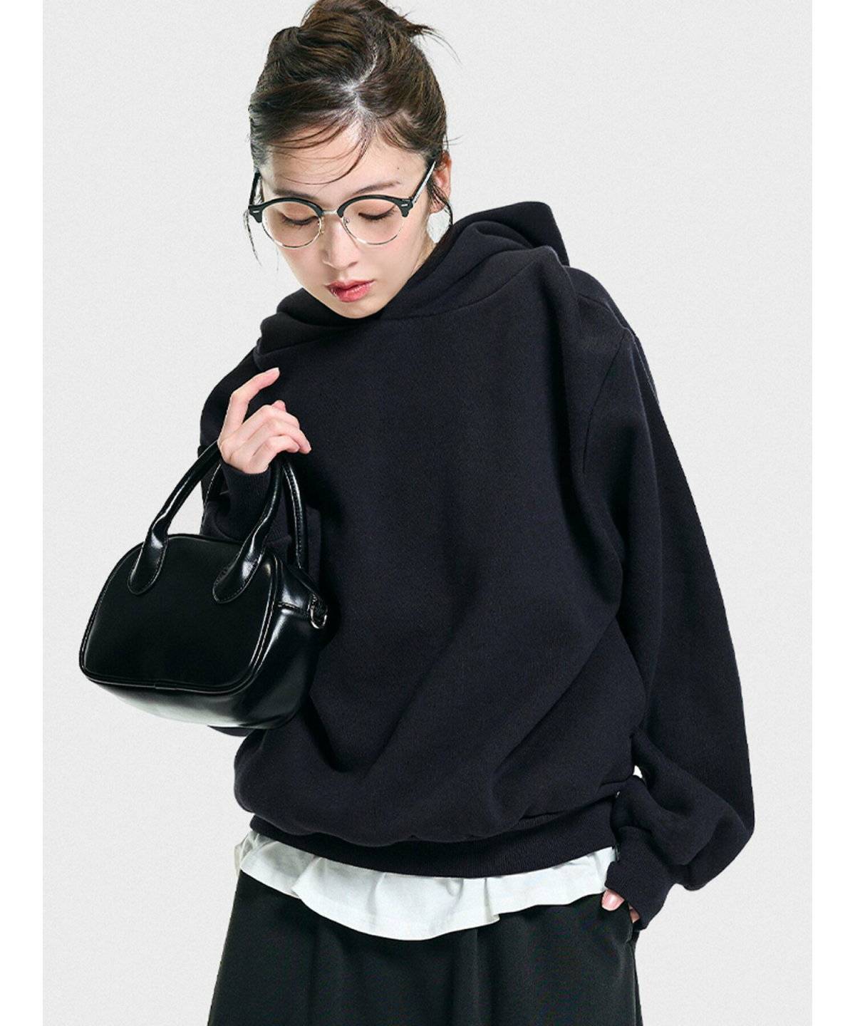 パーカーを着た女性