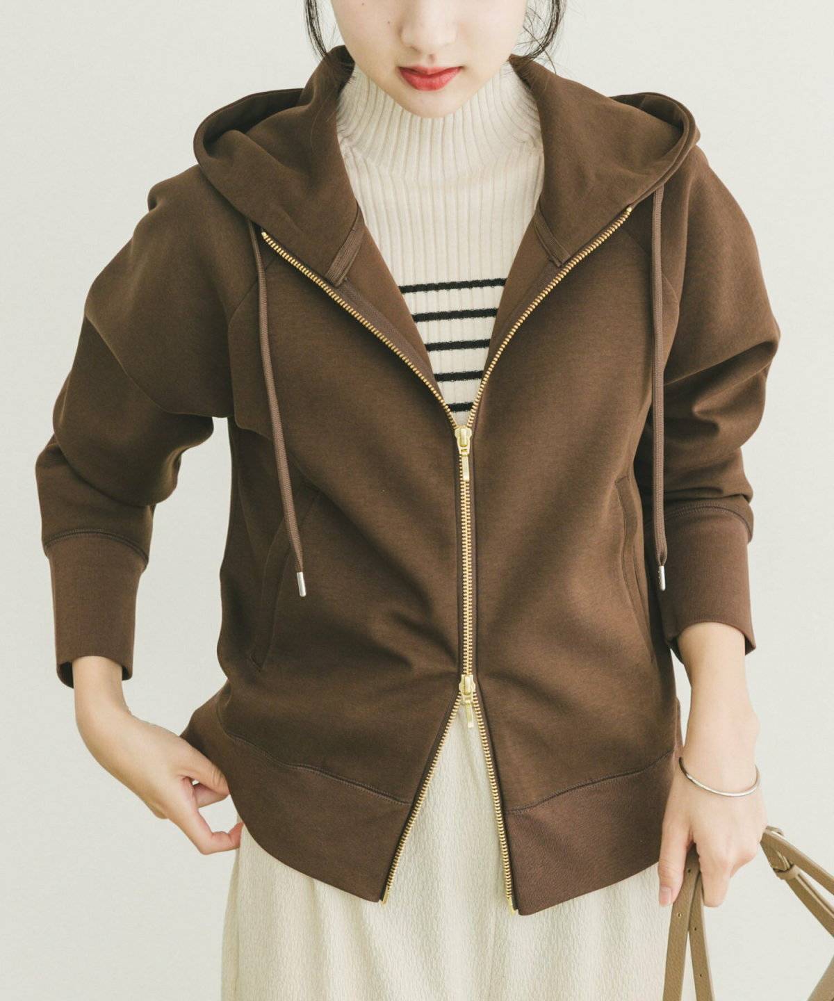 パーカーを着た女性