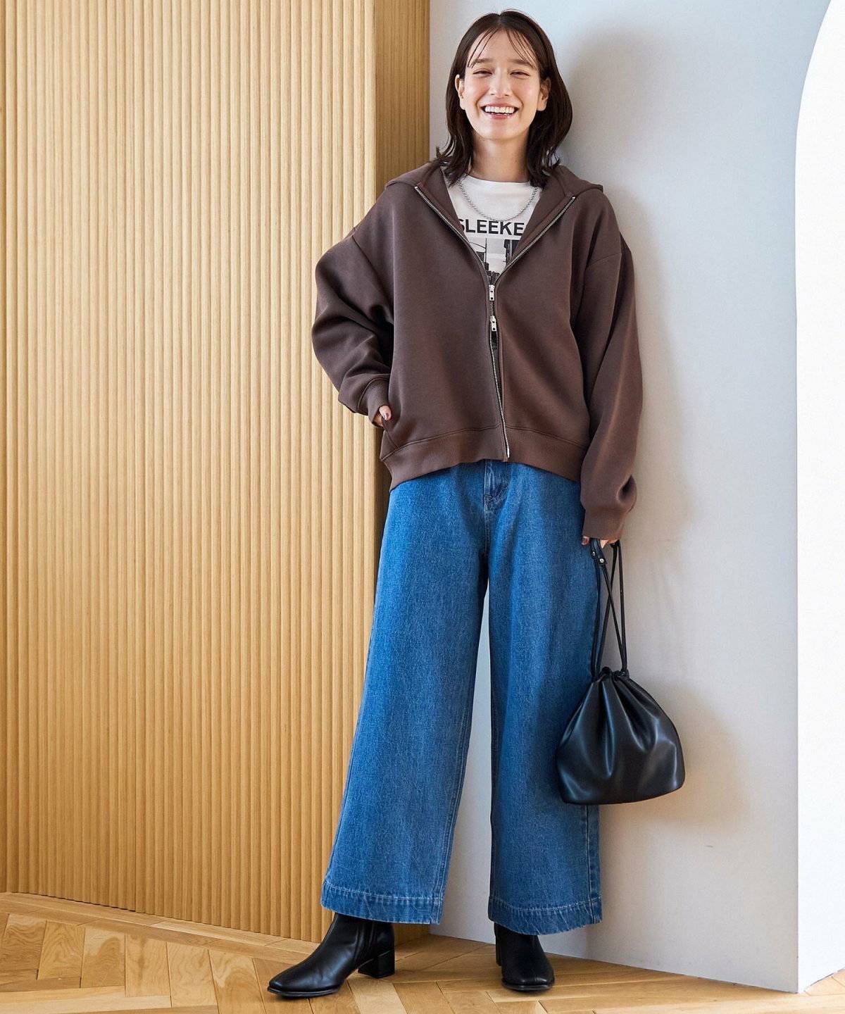 パーカーを着た女性