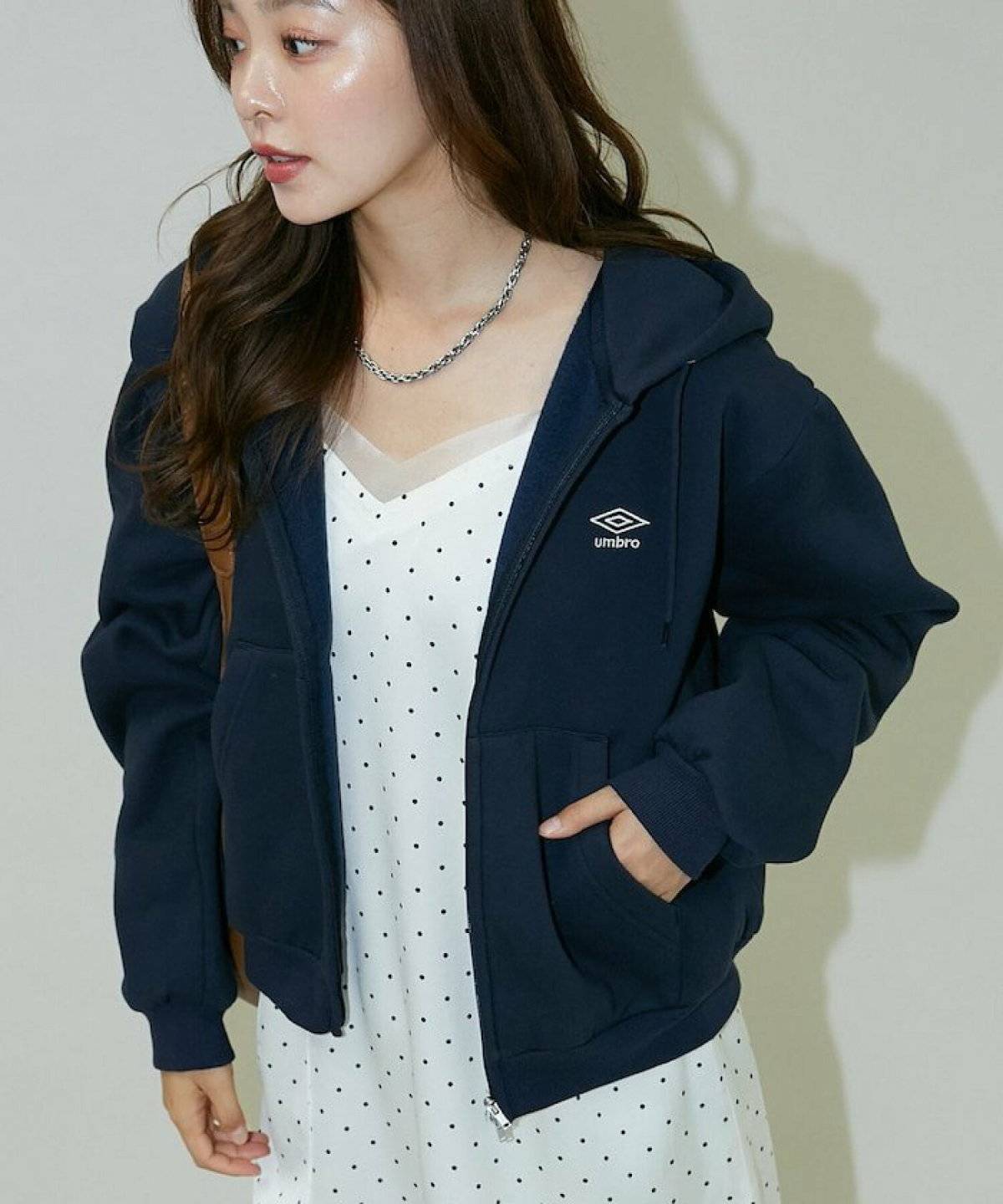 パーカーを着た女性