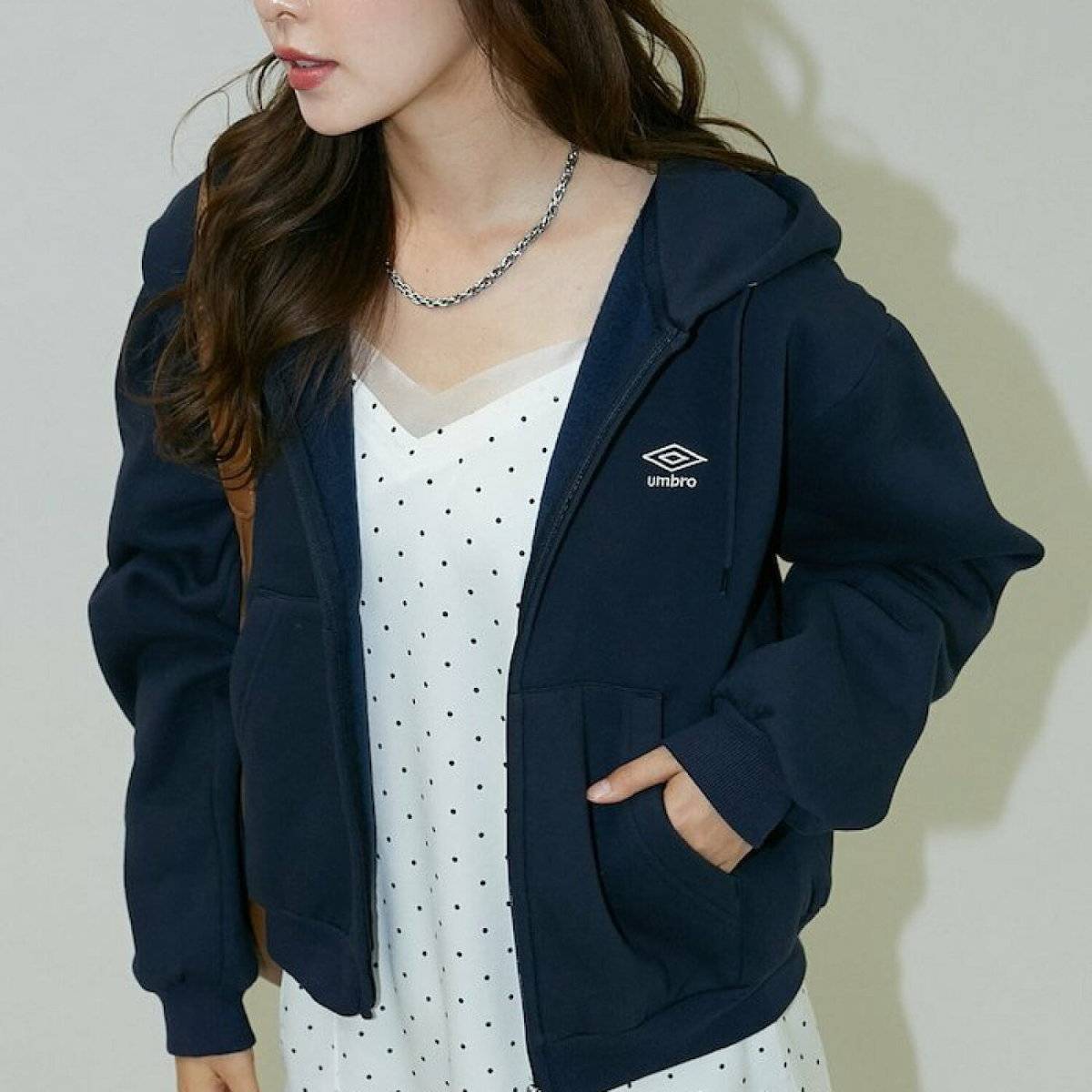 パーカーを着た女性