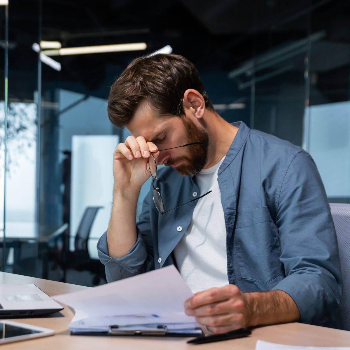 落ち込んだ様子の男性