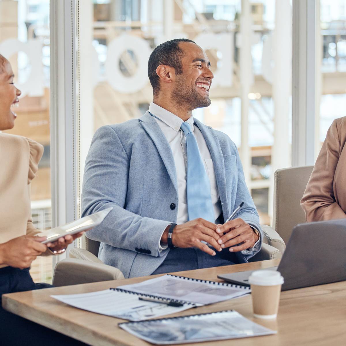 楽しそうに会話する男女
