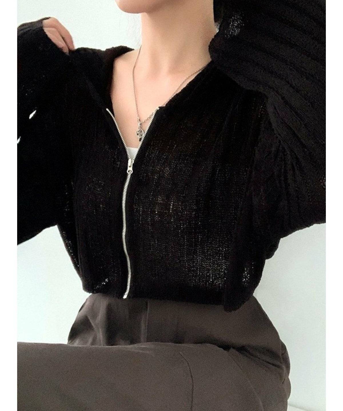 カーディガンにパンツを合わせた女性