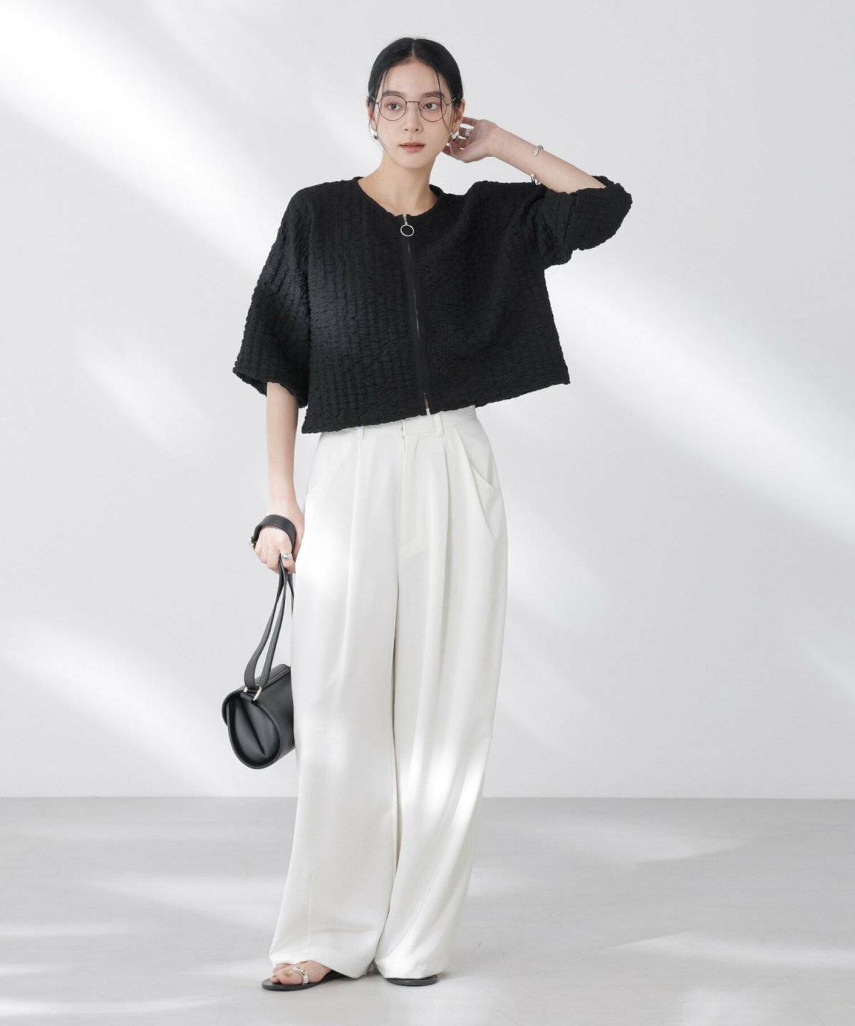 モノトーンコーデの女性