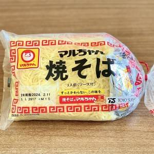考えた人、天才かよ……。「焼きそば麺」のがっつり系アレンジレシピ