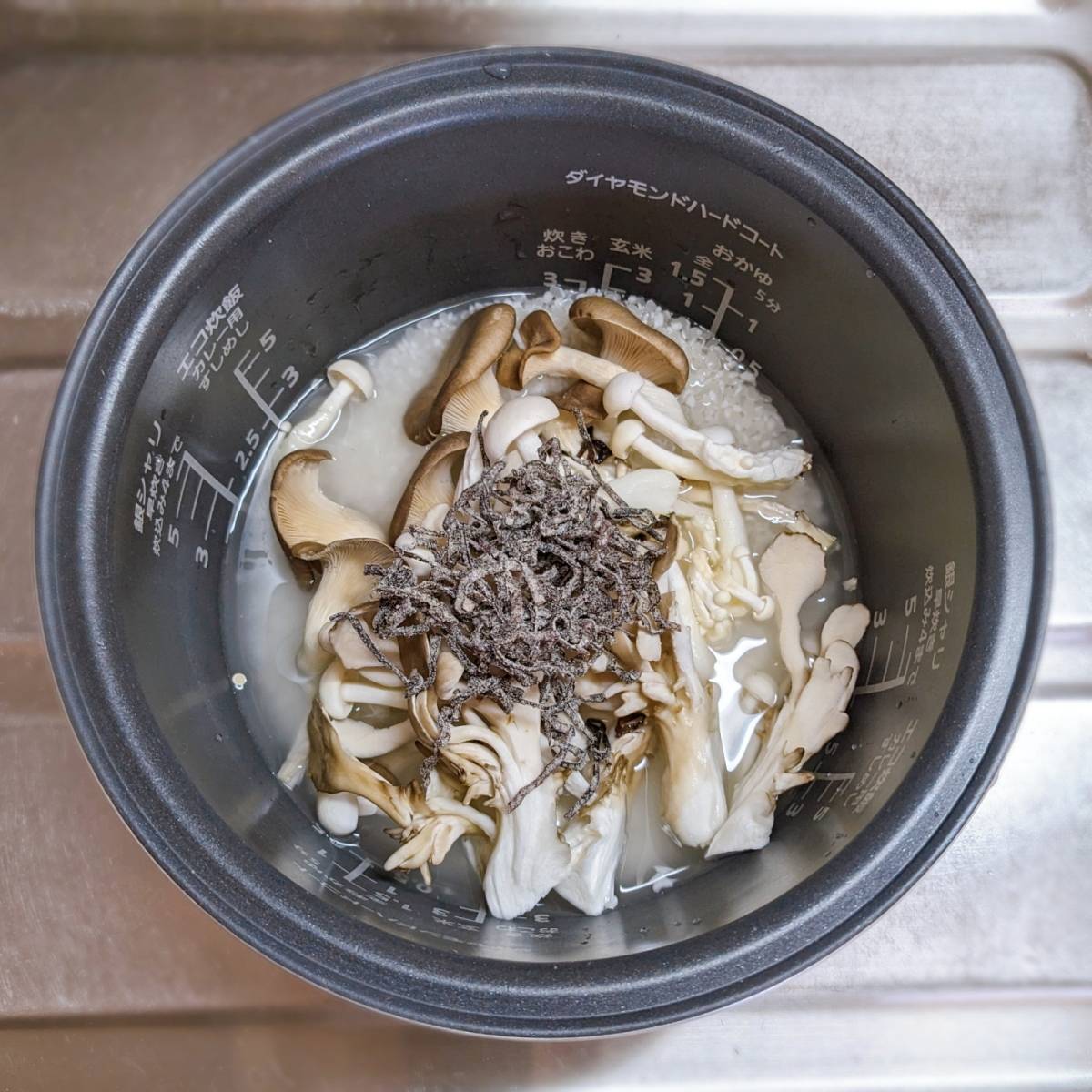 くらこん公式の「塩こんぶできのこの炊き込みご飯」のレシピ